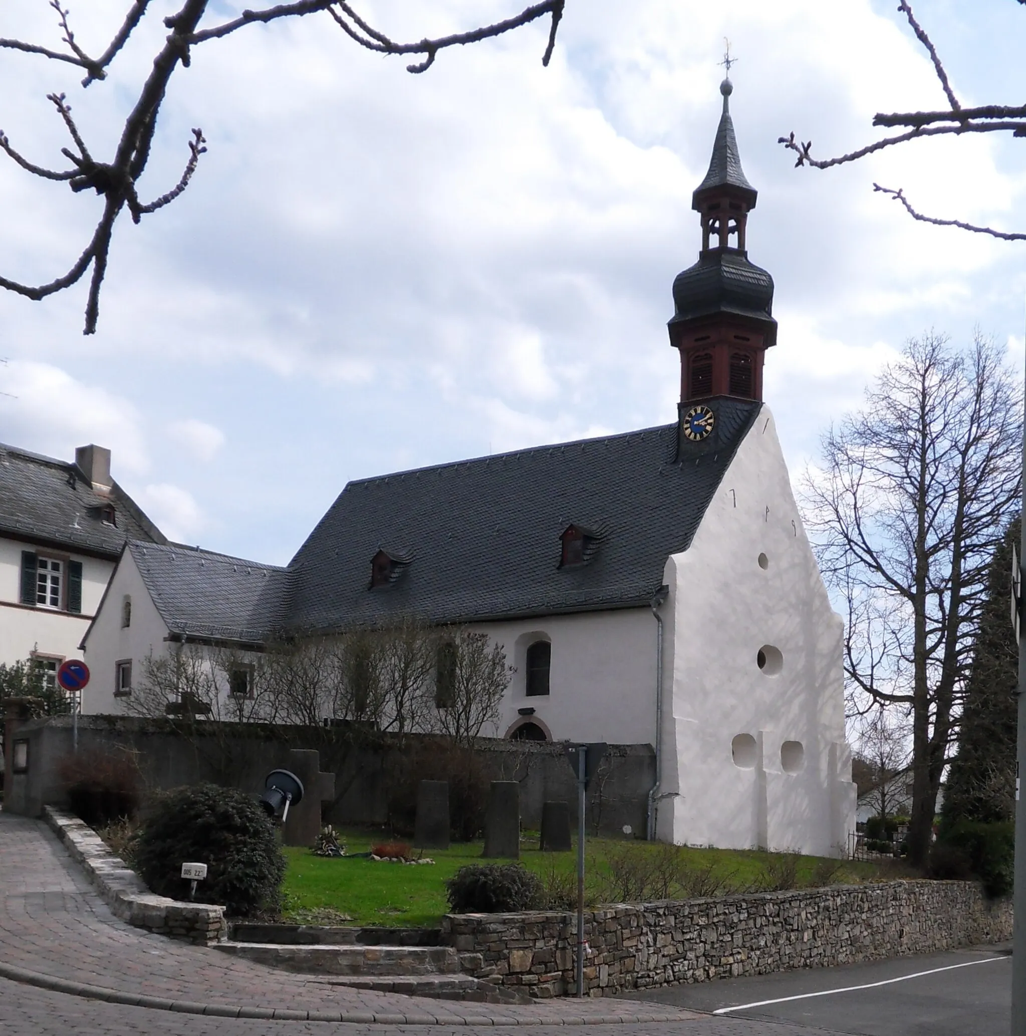 Photo showing: Blick von Nordwesten über das Ehrenmal für die Gefallenen und Vermissten der Weltkriege auf die Pfarrkirche St. Michael in Stephanshausen