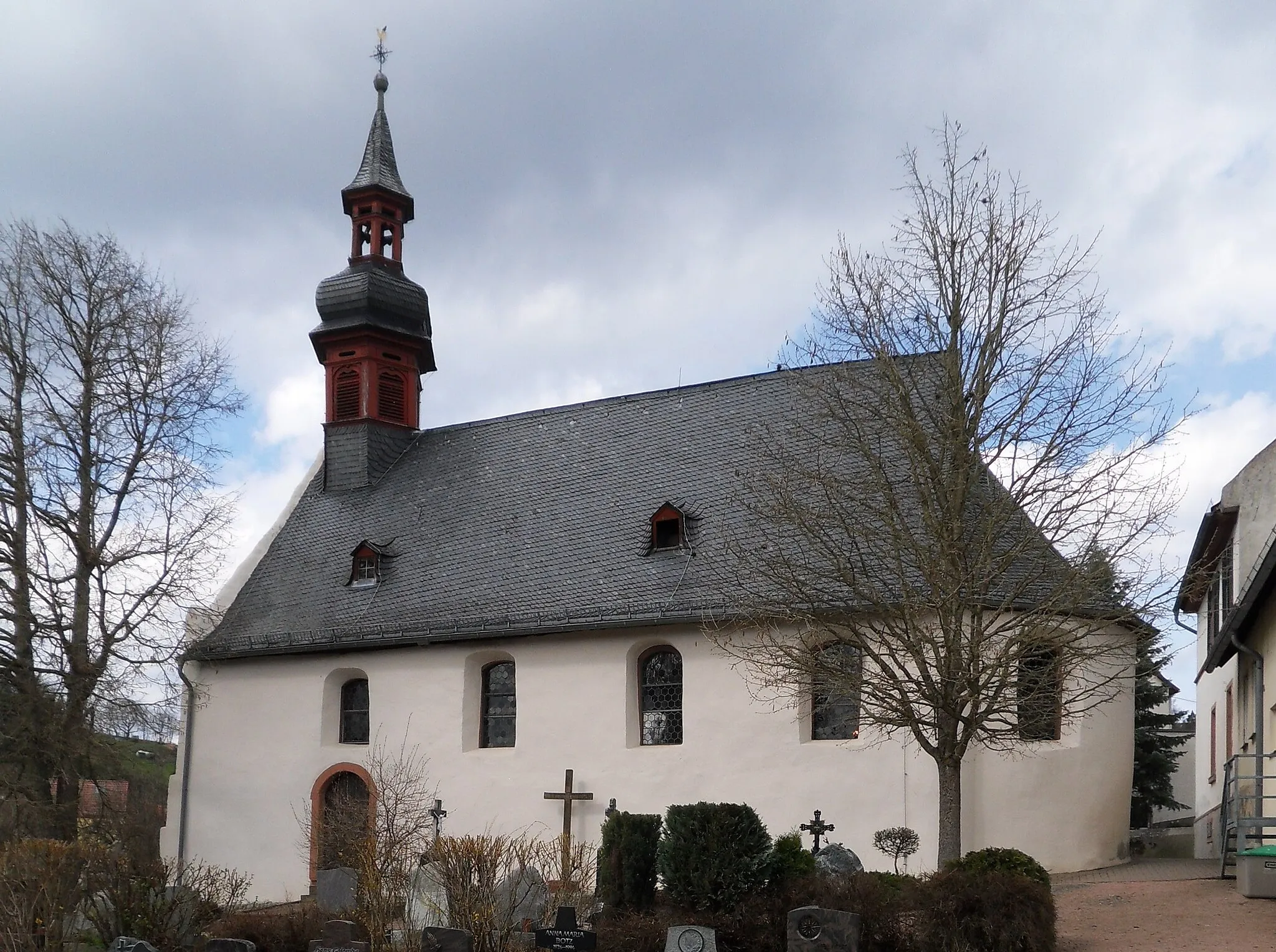 Photo showing: Blick von Süden über den Friedhof auf die Pfarrkirche St. Michael in Stephanshausen