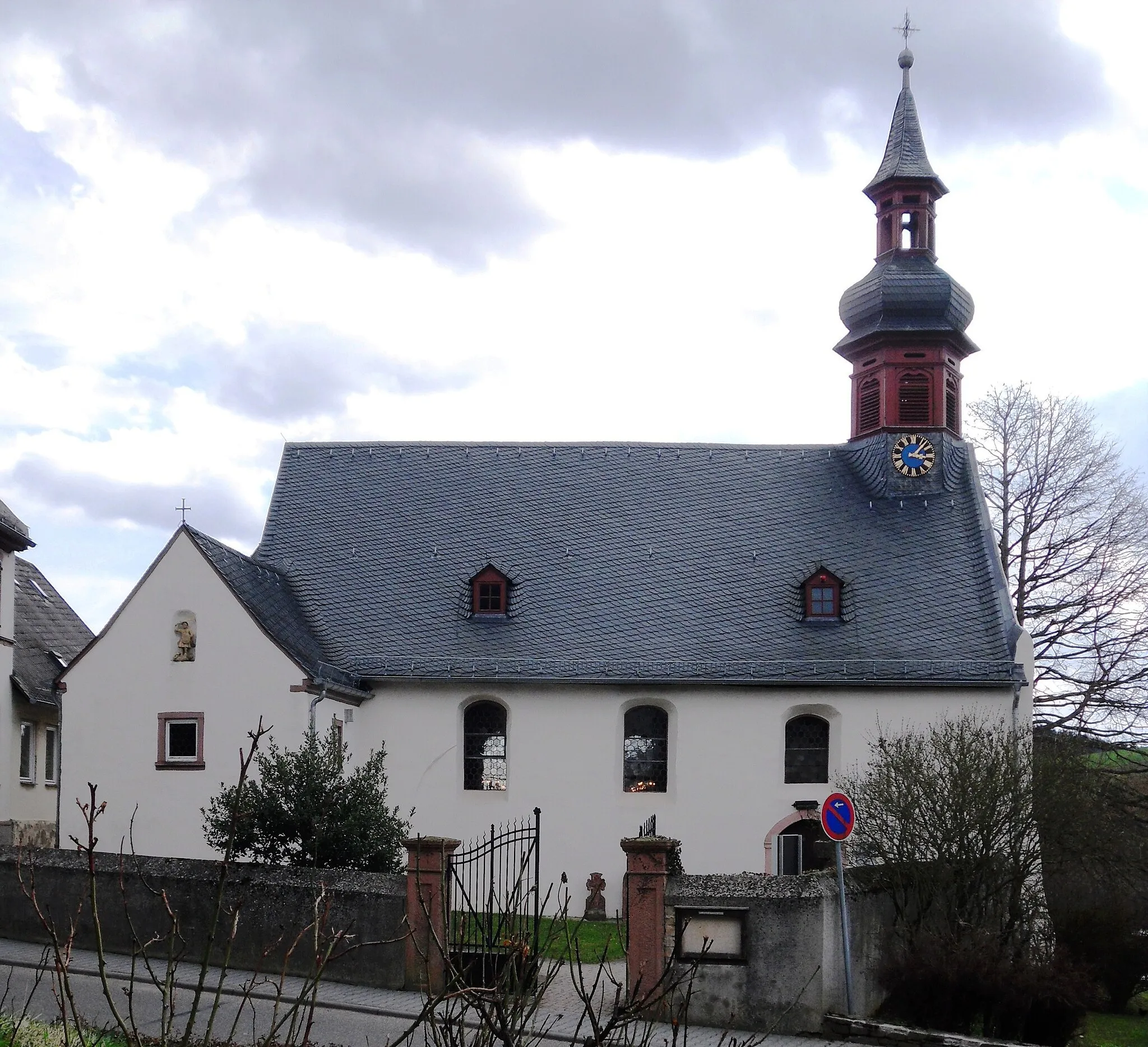 Photo showing: Blick von Norden auf die Pfarrkirche St. Michael in Stephanshausen und Eingang zum Kirchhof
