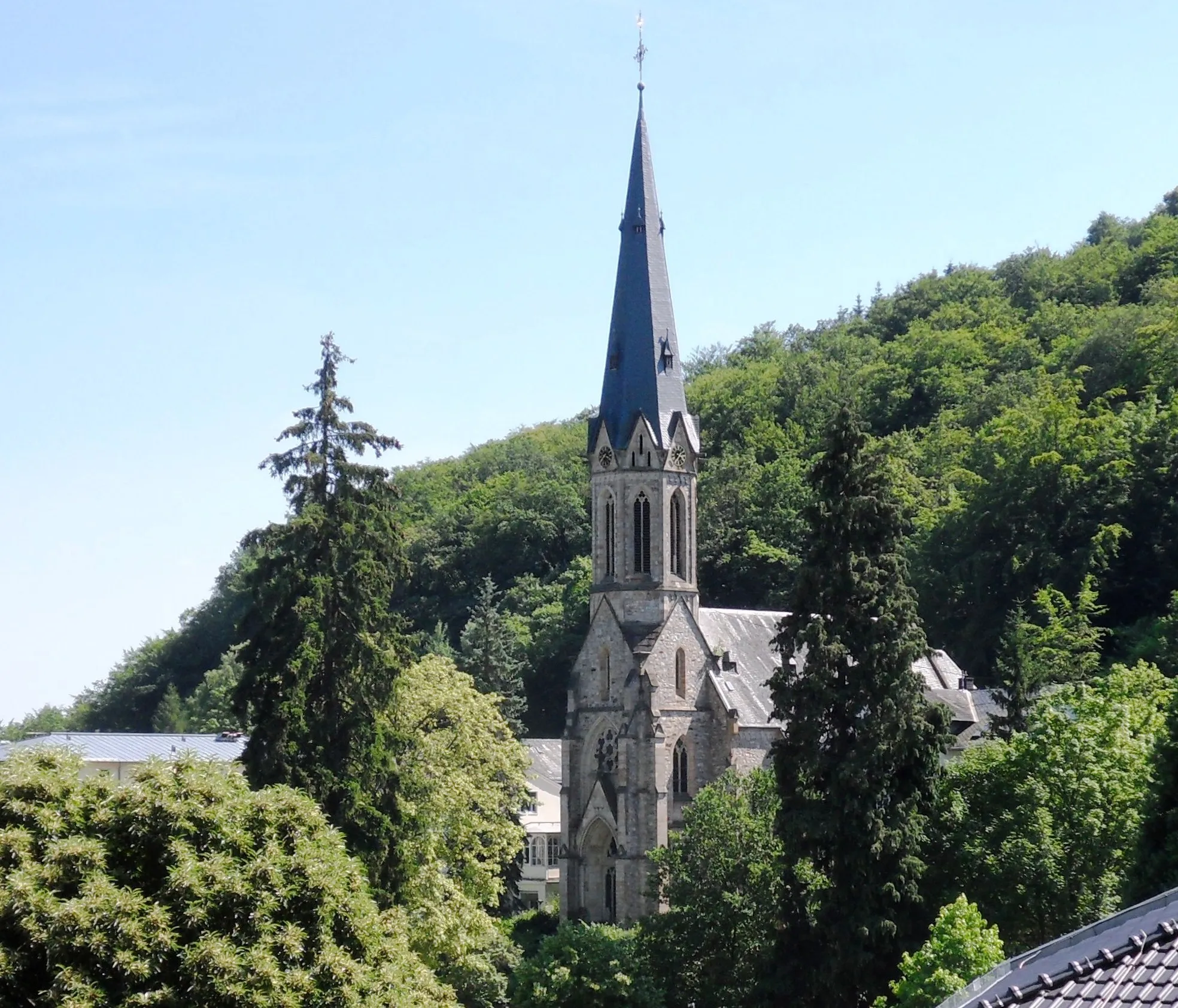 Photo showing: Blick von Norden aus etwa 150 m Distanz auf die katholische Pfarrkirche Herz Jesu in Schlangenbad. Sie wurde in reinem neugotischen Stil errichtet und 1902 geweiht.