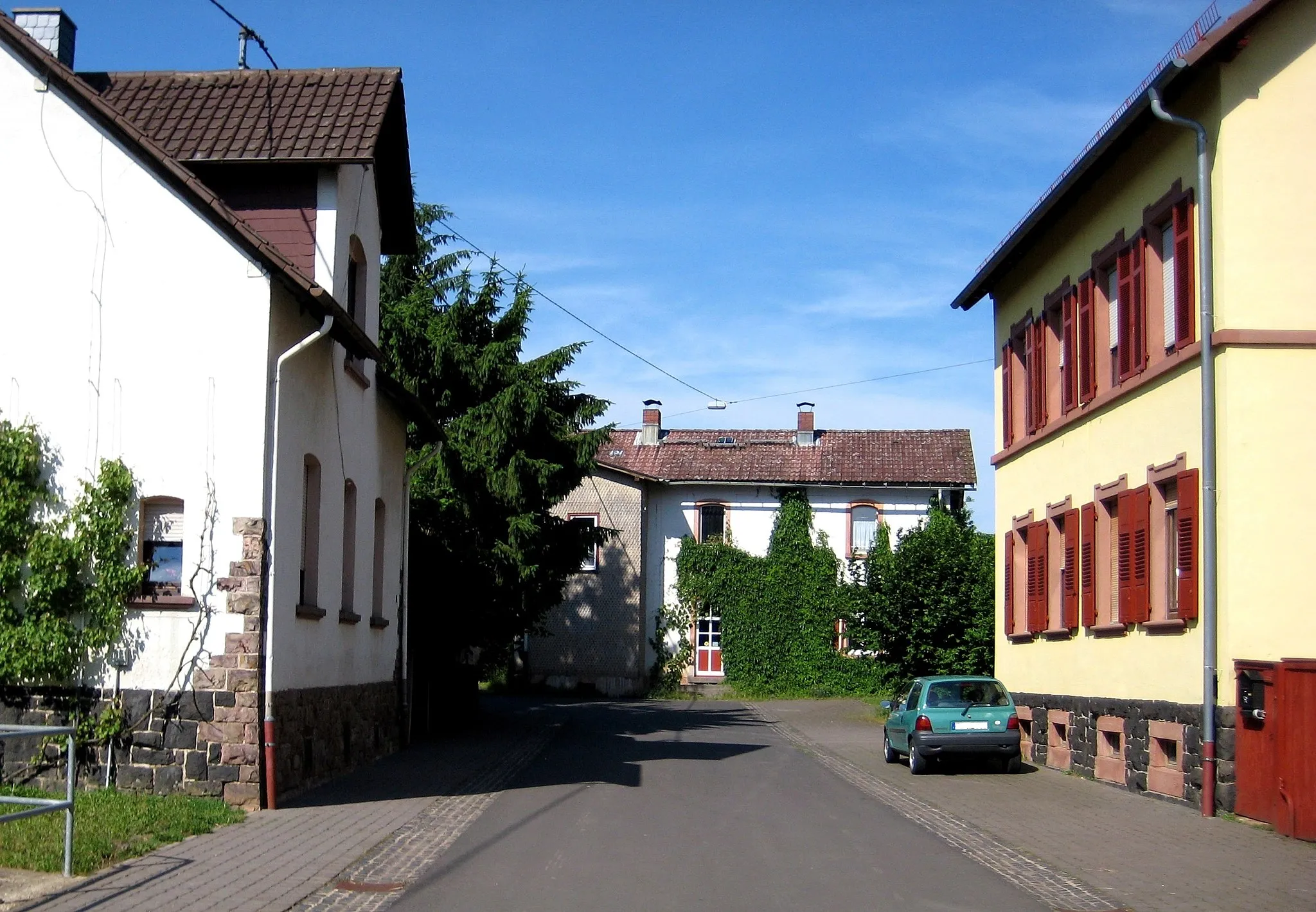 Photo showing: Blick auf das alte Bahnhofsgebäude in Langsdorf