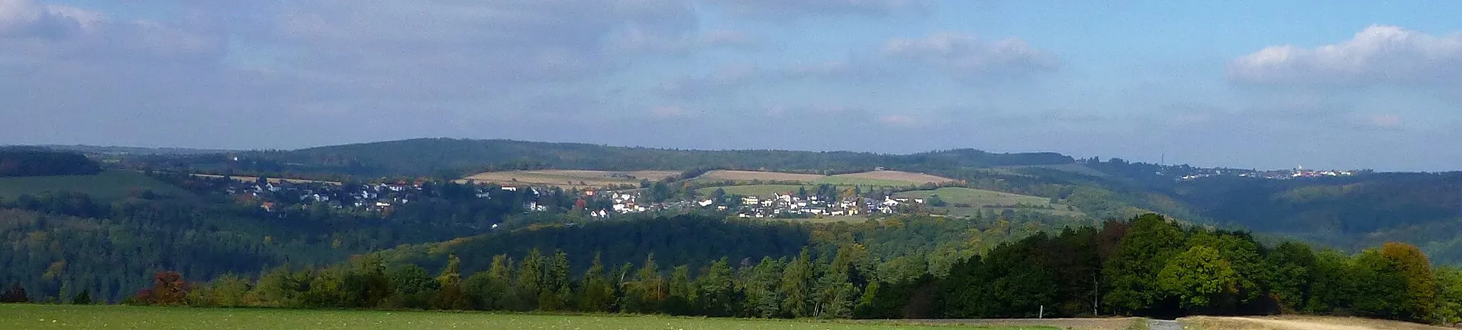Photo showing: Blick von Langenseifen über das Wispertal in den Taunus