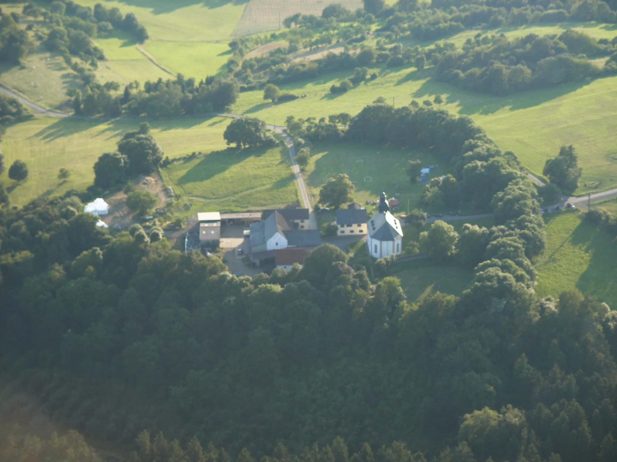 Photo showing: Air photograph of Wirberg near Göbelnrod, June 2002