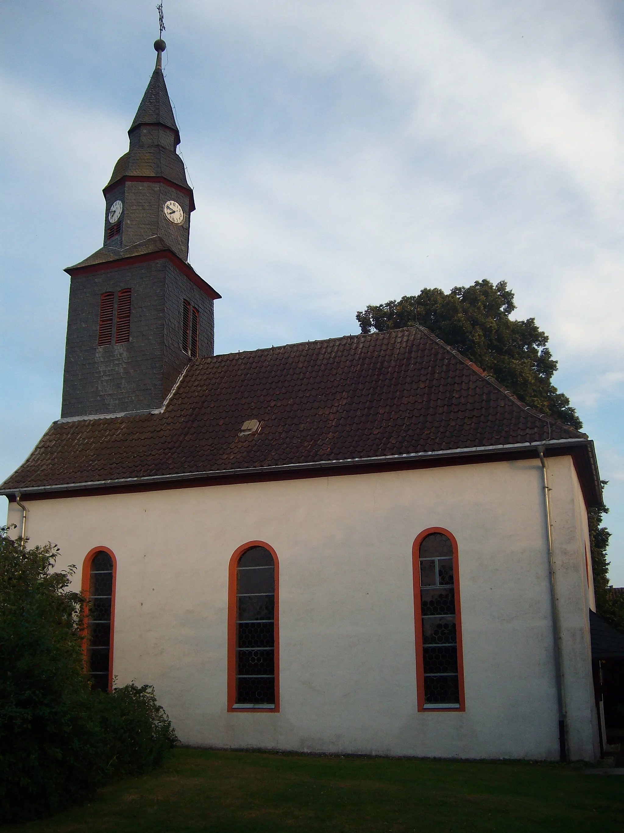 Photo showing: Nordseite der Kirche in Albach (Fernwald), Landkreis Gießen, Hessen