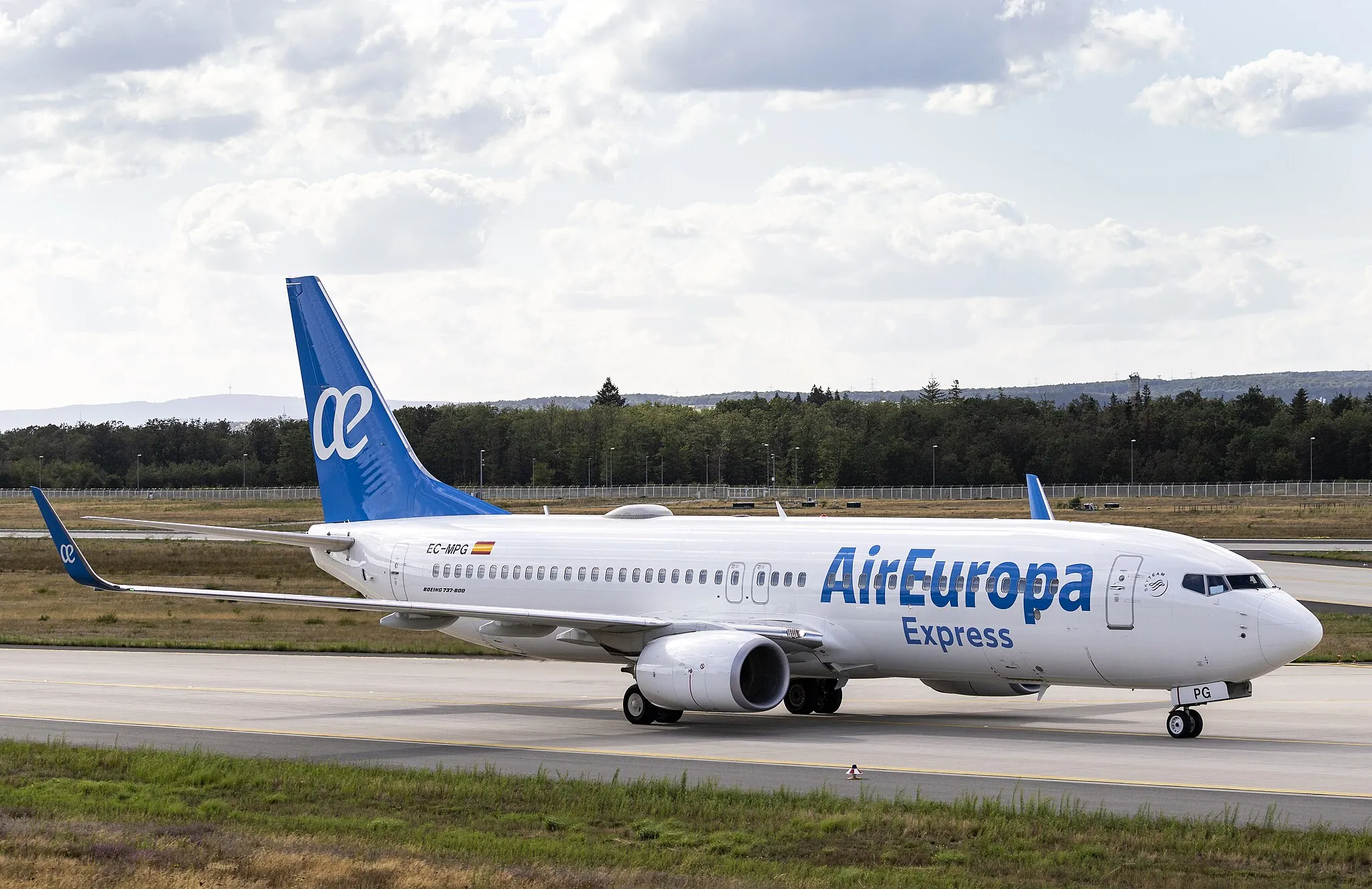 Photo showing: Frankfurt am Main Airport, Boeing 737-800 (EC-MPG) of AirEuropa Express taxiing to gate after landing on runway 25R.