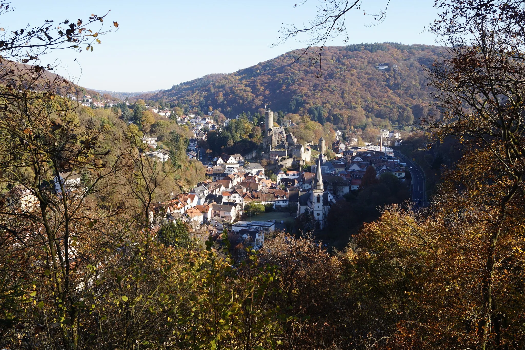 Photo showing: Von einer Aussichtsbank im Bergpark Villa Anna am Jähenberg erblickt man Eppstein im Taunus.