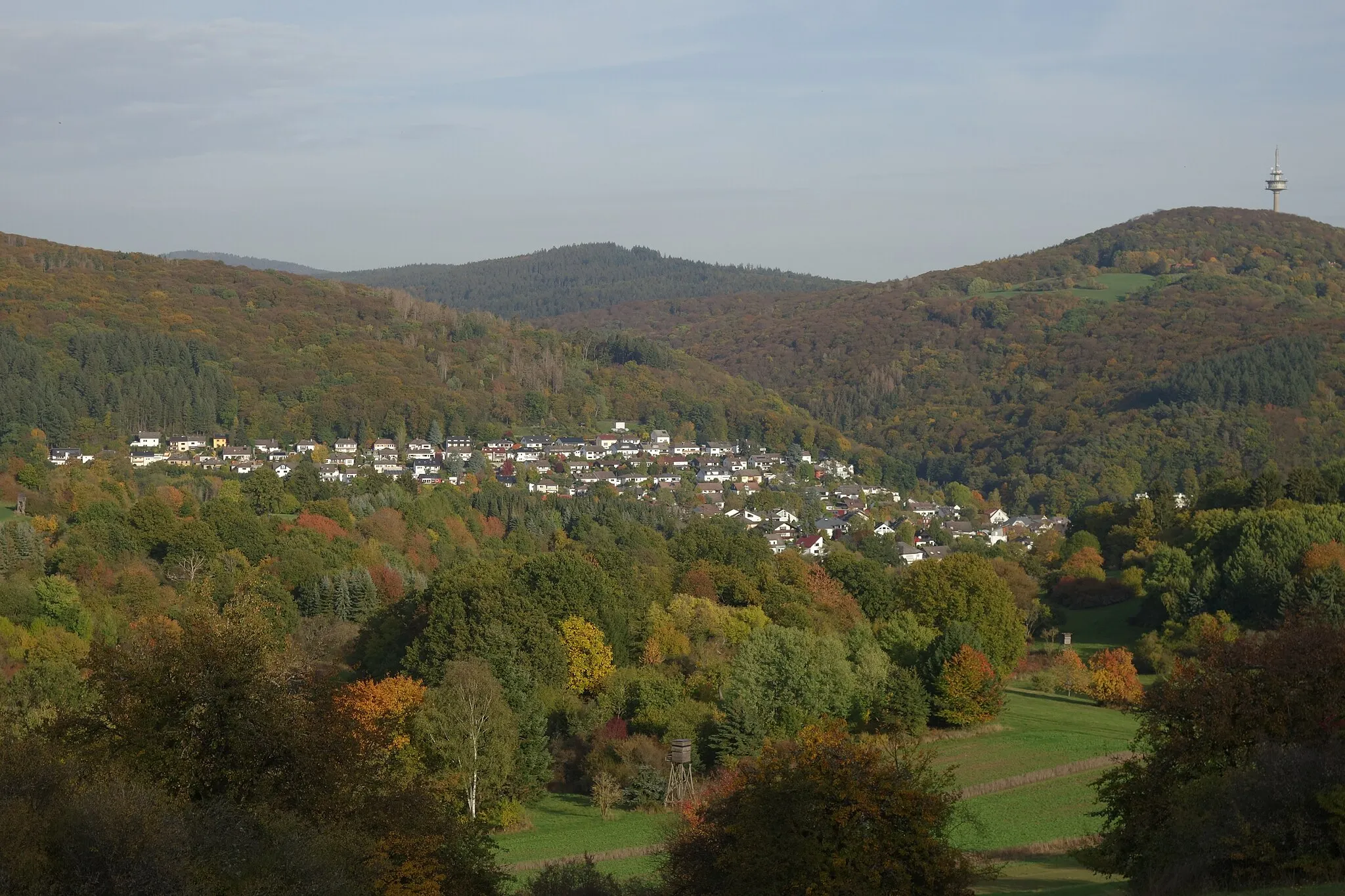 Photo showing: Ehlhalten seen from the west, at the foot of the mountain "Spitzeberg"; at the right hand side is the "Atzelberg", in the middle of the background is the "Eichkopf"