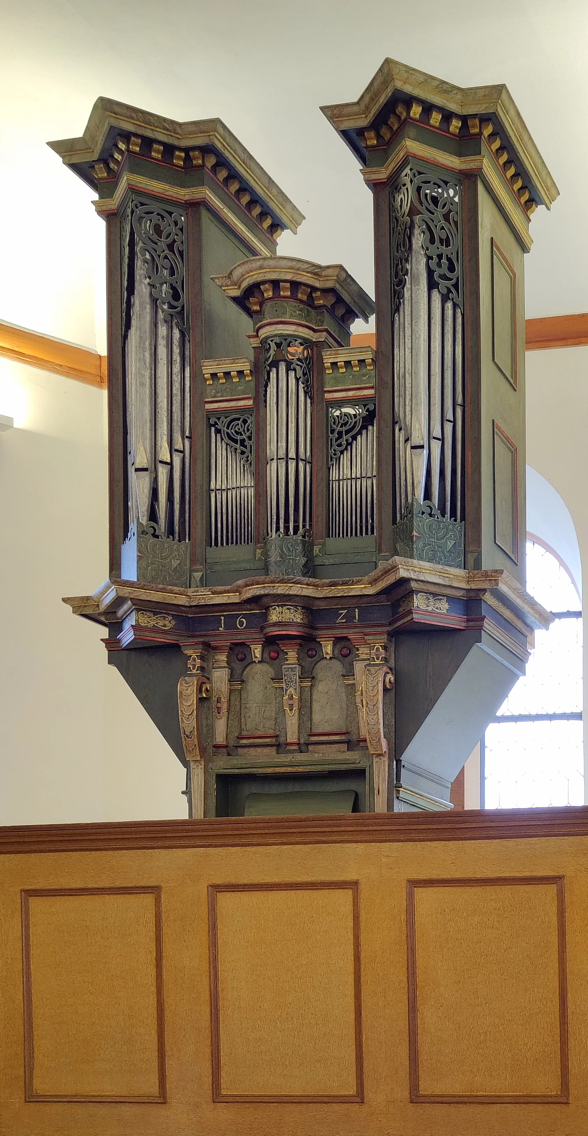 Photo showing: Evangelische Kirche Rodenbach, Gemeinde Altenstadt, Wetteraukreis, Hessen. Die Orgel (I, 8, 1621) wird Georg Wagner (Lich) zugeschrieben  (Prospekt und 4 Register; ursprünglich für die Stadtkirche in Nidda gebaut und 1781 nach Rodenbach verkauft?), später verschiedene Änderungen, 1970 Restaurierung durch Rudolf von Beckerath)