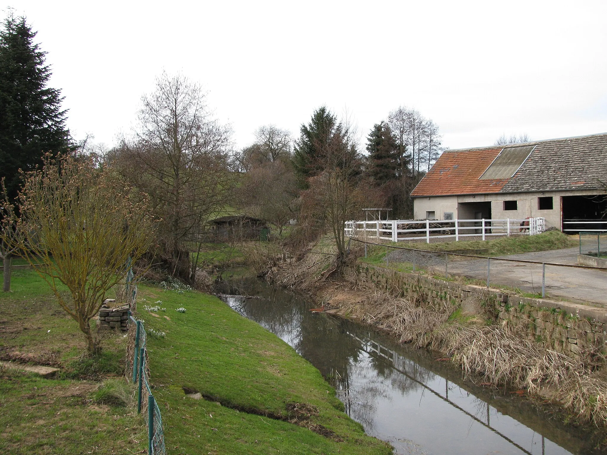 Photo showing: Blick von der Brücke der Wasenstraße in Bleichenbach auf den Bleichenbach nach Norden