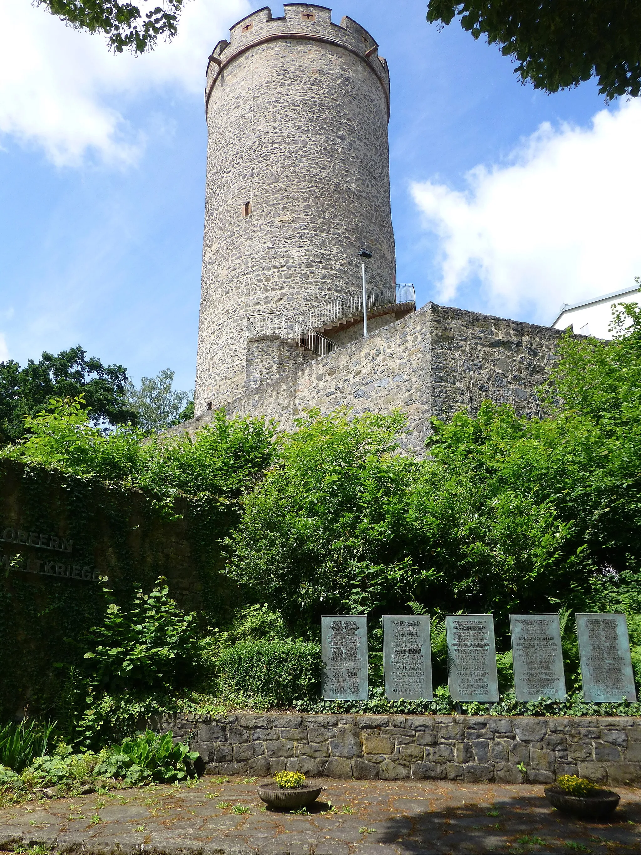 Photo showing: Burg Lißberg; Ansicht von Osten; im Vordergrund Gedenktafeln für Gefallene der beiden Weltkriege