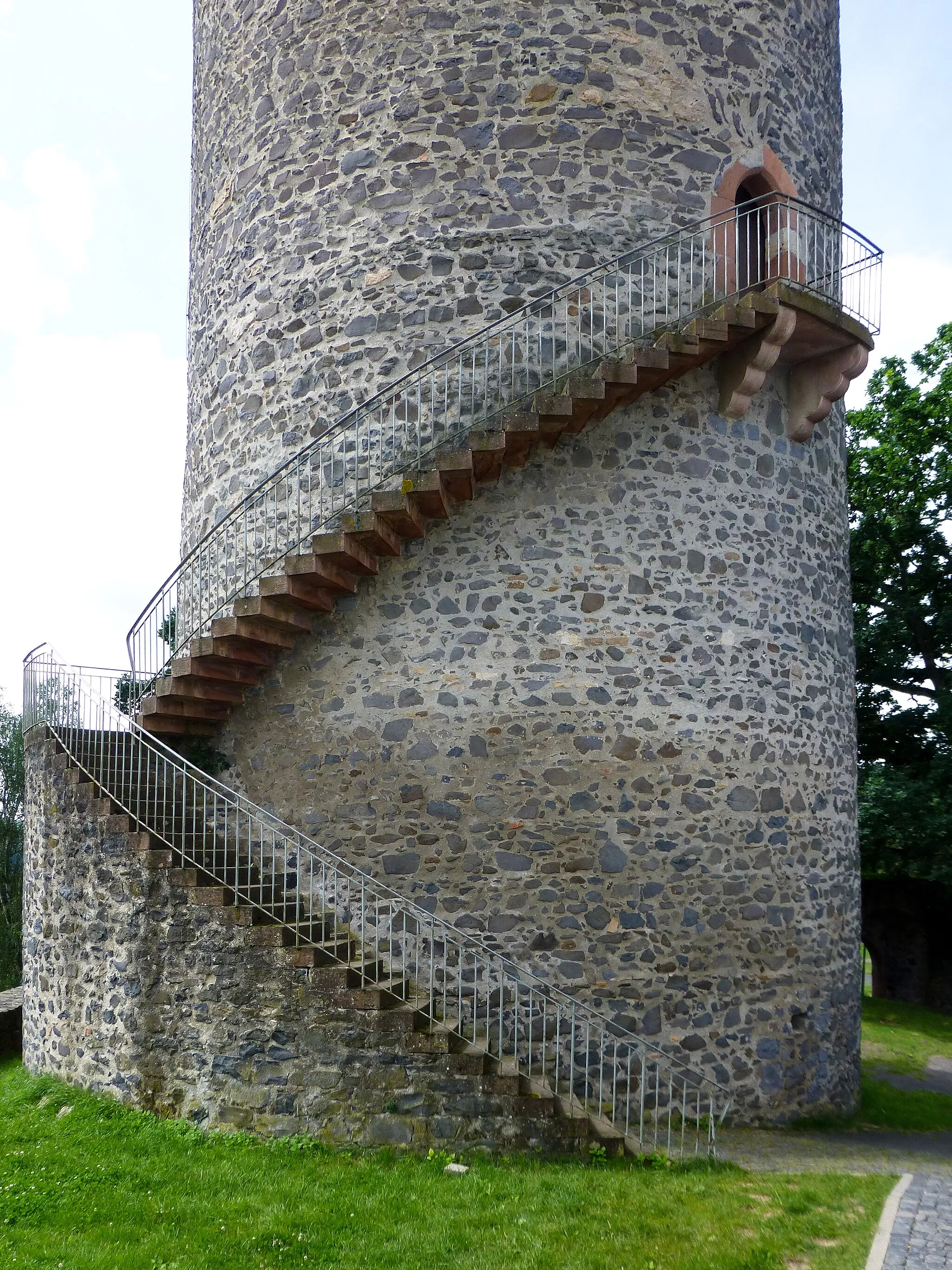 Photo showing: Bergfried Burg Lißberg; Außentreppe zum Hocheingang