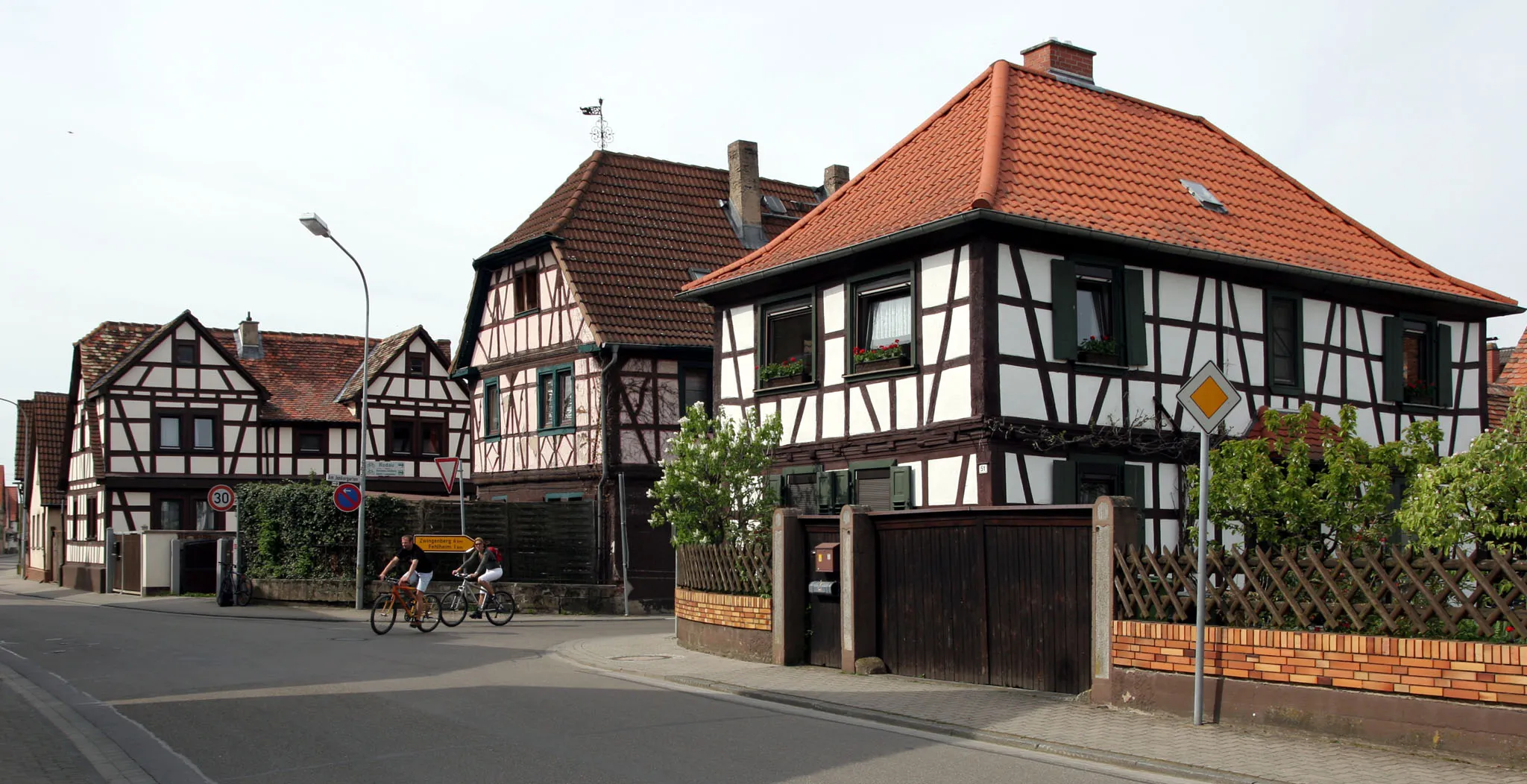 Photo showing: Schwanheim, ein Stadtteil von Bensheim. Hier die Rohrheimer Straße mit Fachwerkhäusern.