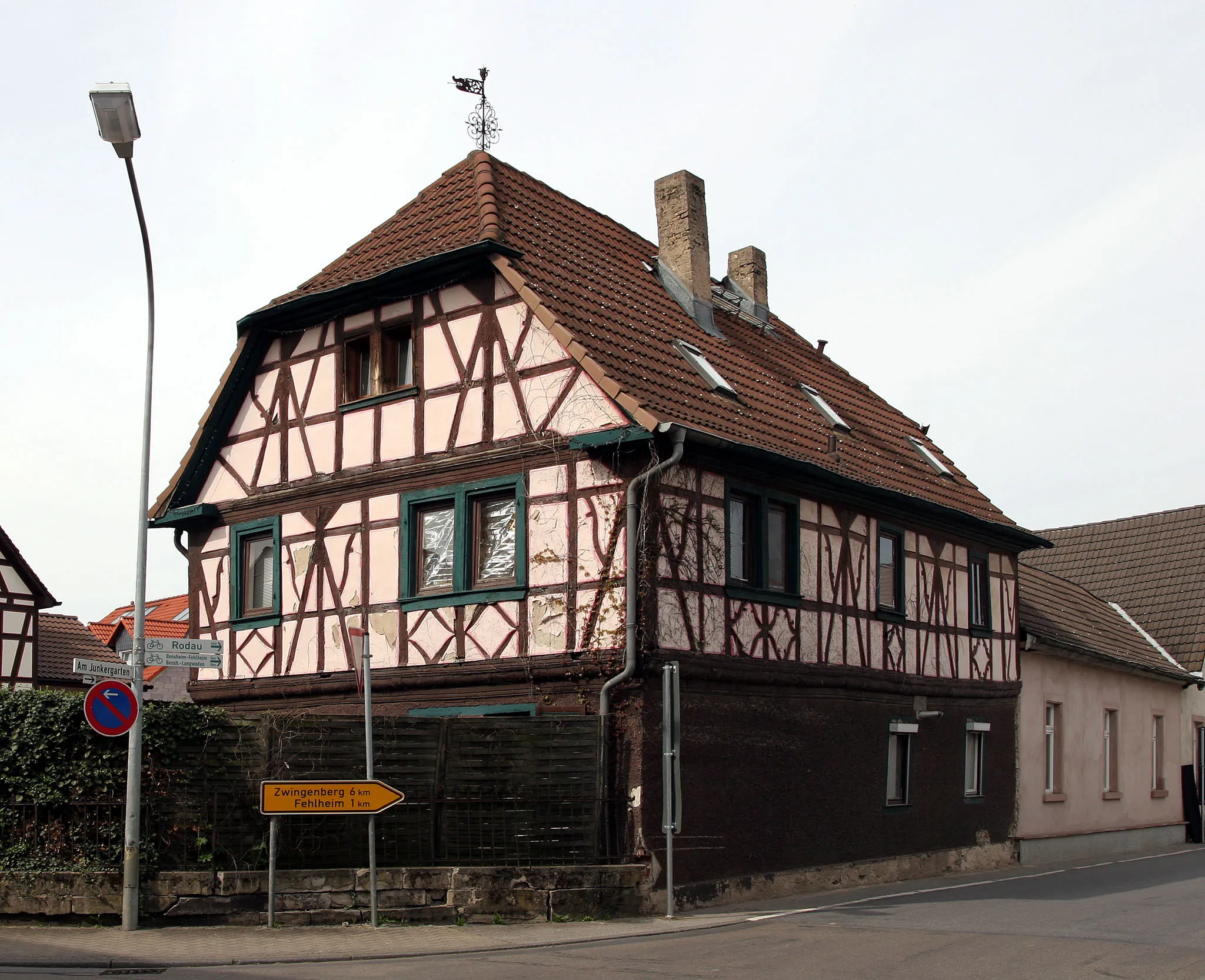 Photo showing: Das unter Denkmalschutz stehende Haus Nr. 53 in der Rohrheimer Straße des Bensheimer Stadtteils Schwanheim