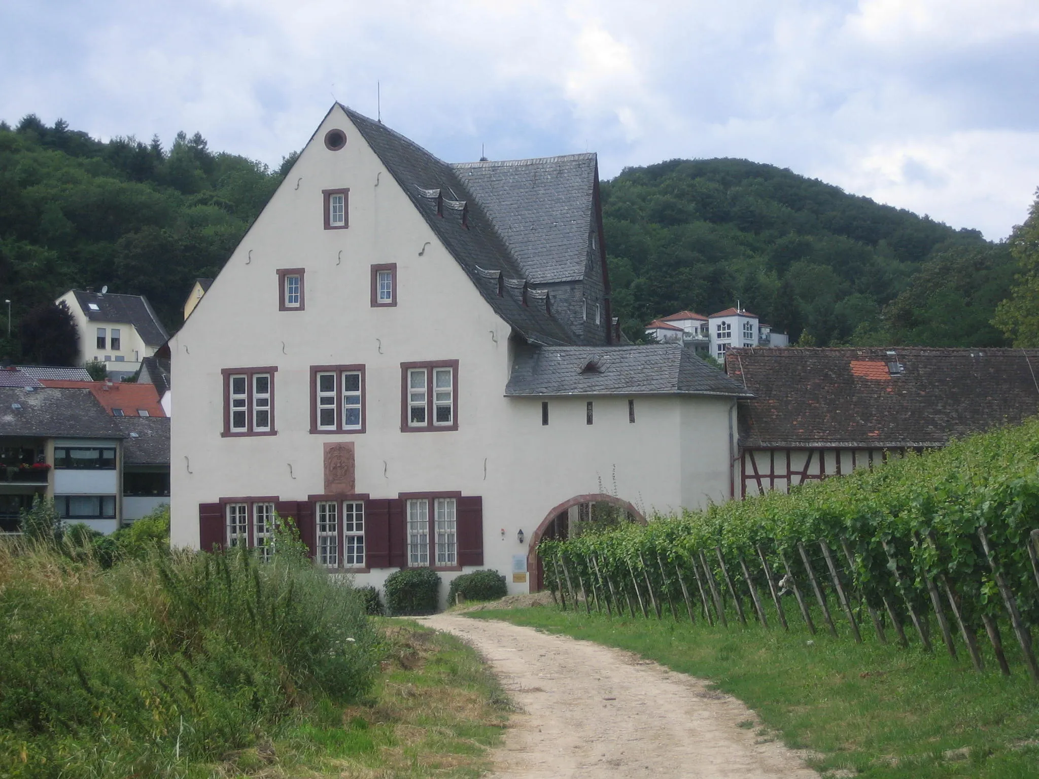 Photo showing: Bassenheimer Hof in Kiedrich, 1660 ließ der Mainzer Dompropst Adolf Hund von Saulheim, diese befestigte, mit Wehrgang und Schießscharten über dem Tor versehene Anlage erbauen.