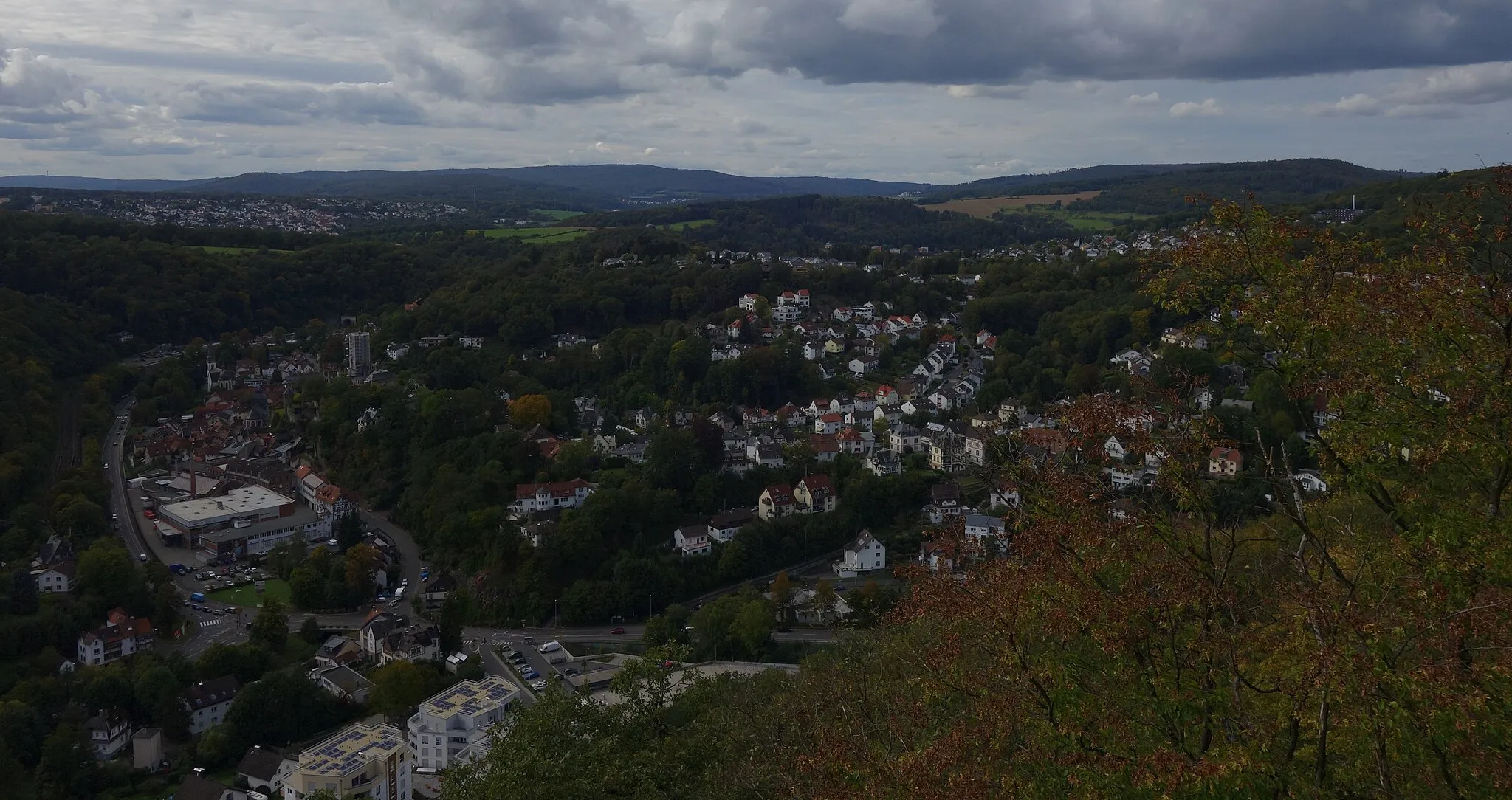 Photo showing: Blick vom Kaisertempel auf Eppstein und den Hammersberg (433 meter; rechts oben, oberhalb der "Sparkassenakademie Hessen-Thüringen") sowie dessen 309 Meter hohe Nebenkuppe über Vockenhausen. Darüber der Berg "Hohe Kanzel", links oben Bremthal.