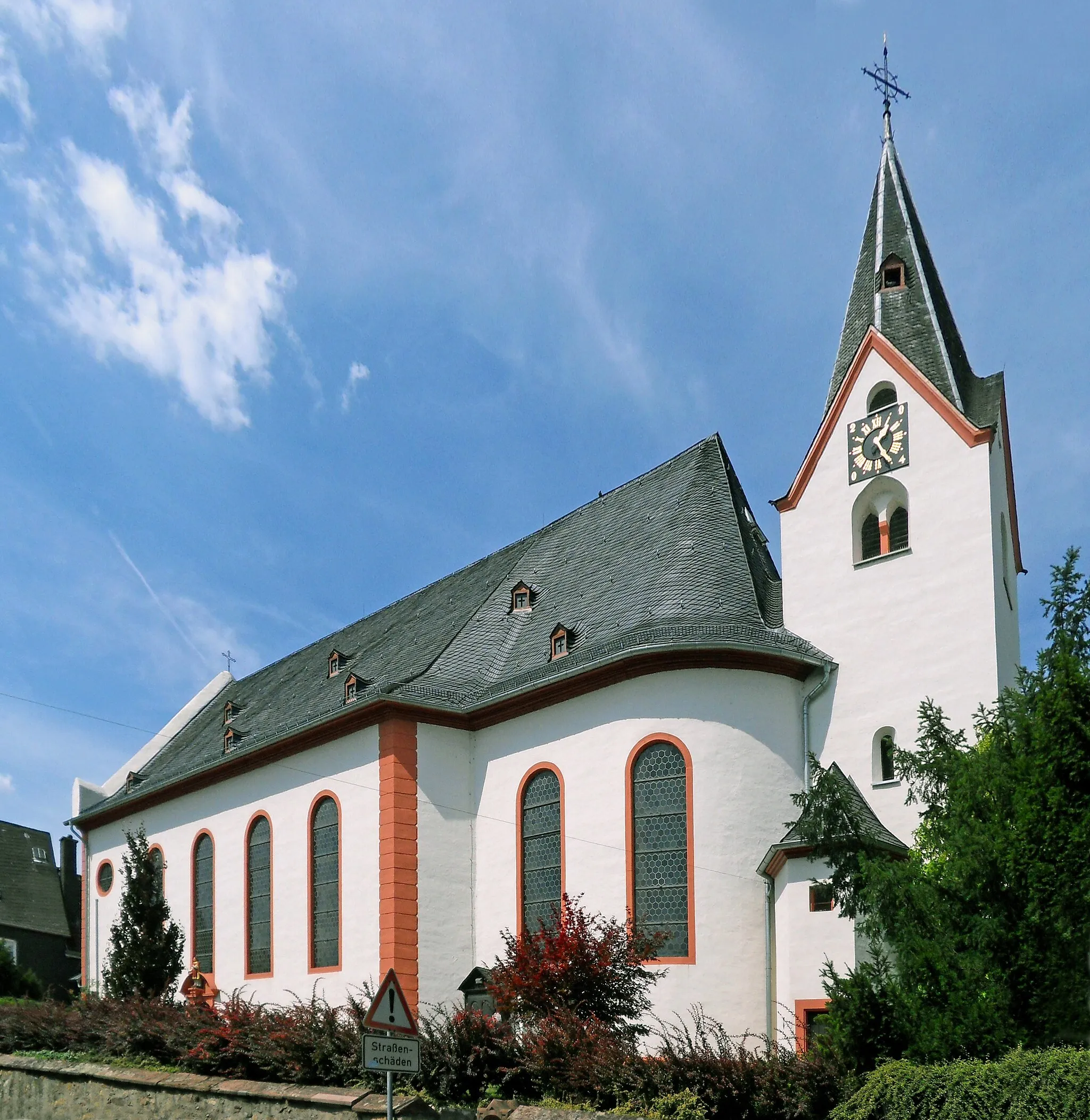 Photo showing: Katholische Pfarrkirche Sankt Vincentius in Hattenheim im Rheingau, Blick von Südosten