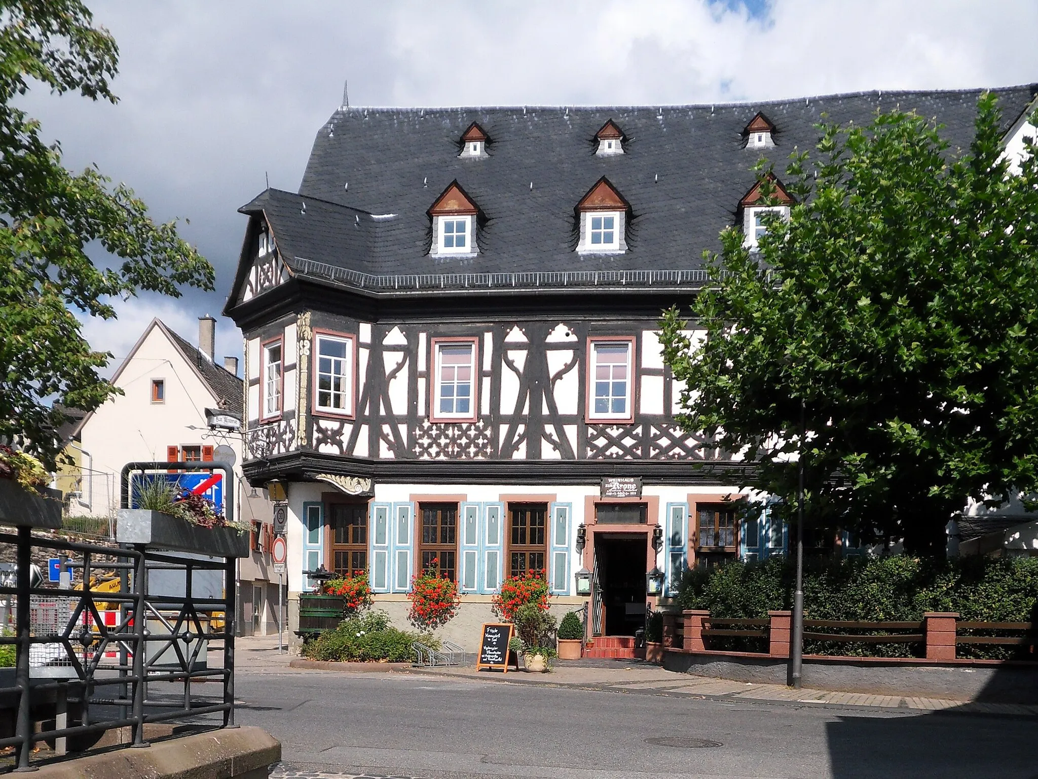 Photo showing: Reich verziertes Fachwerk am Hotel zur Krone in der Ortsmitte von Martinsthal im Rheingau