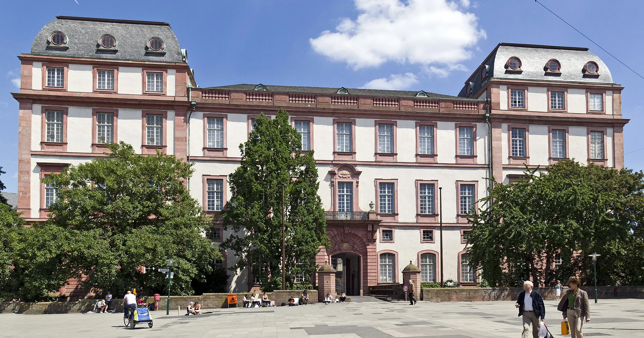 Photo showing: Darmstadt, Westseite des Residenzschlosses