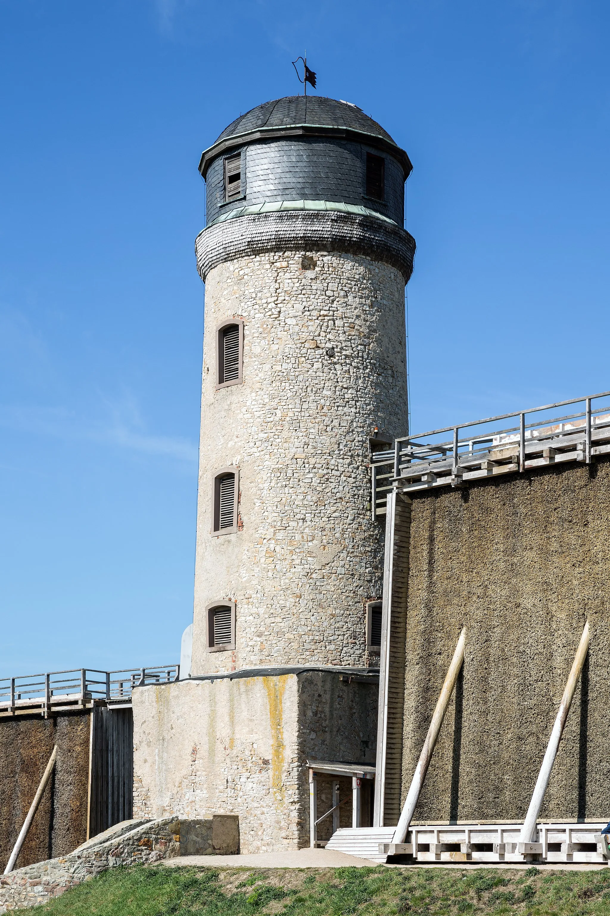 Photo showing: Bad Nauheim: Windmill Tower inbetween the Gradierbauten IV/V (Graduation Towers IV/V), the so called Lange Wand (Great Wall) as seen from the southeast