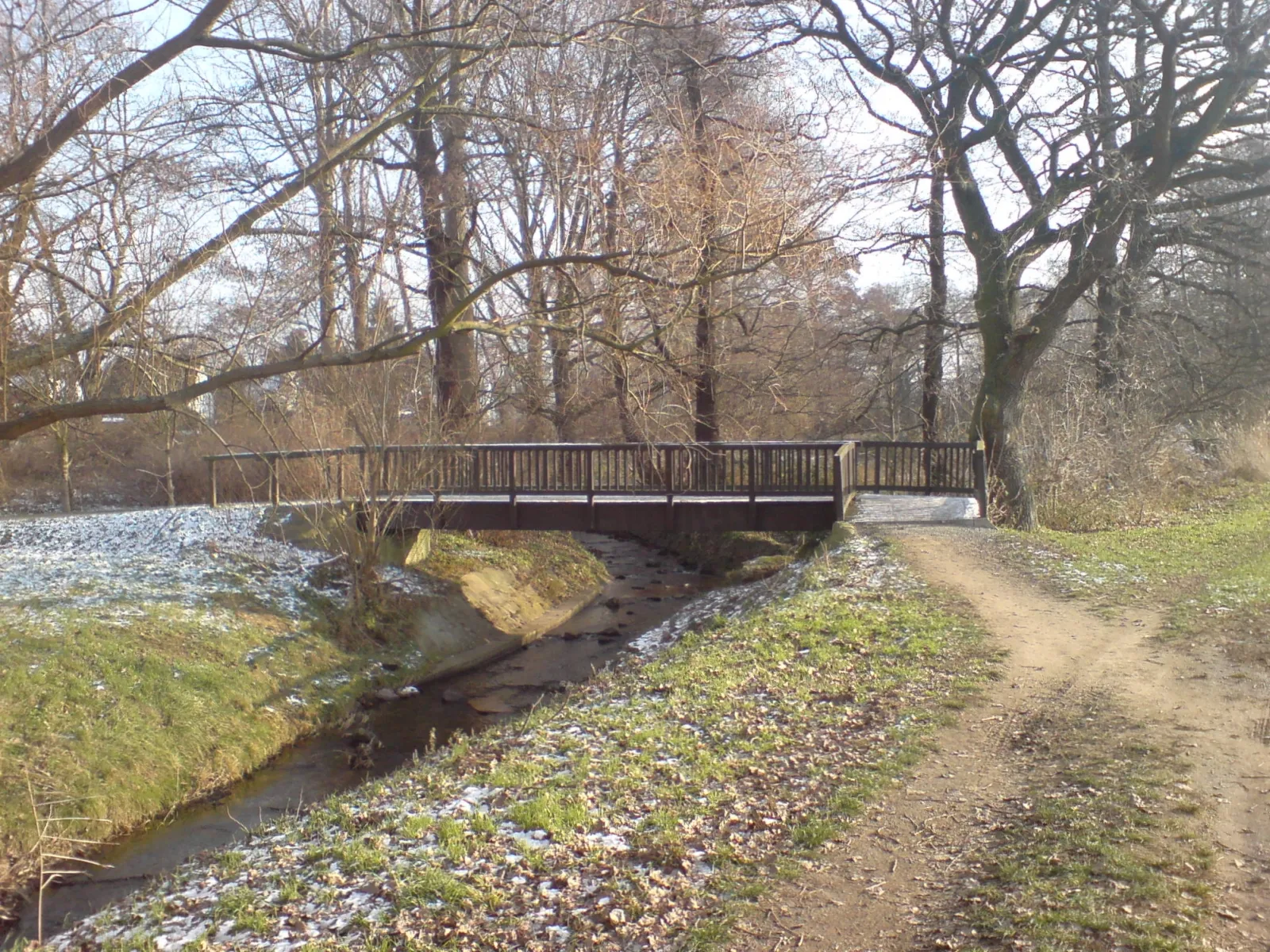 Photo showing: A footbridge / cyclebridge over a little creek near Wixhausen.