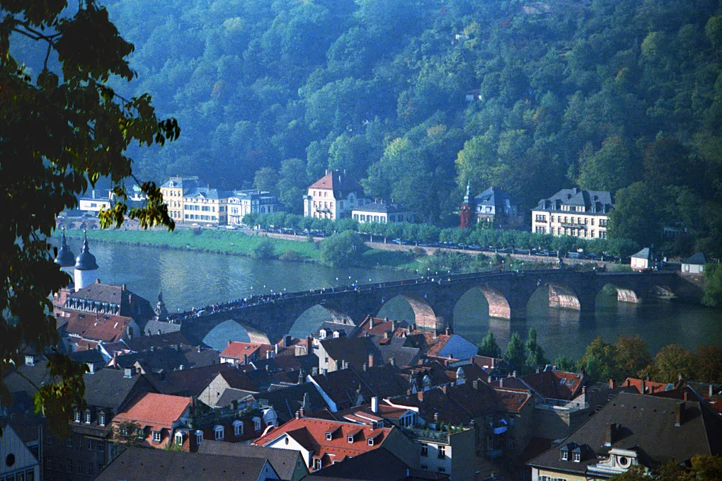 Photo showing: Heidelberg, Germany, the Old Bridge (Alte Brücke) crosses the Neckar River as viewed from the Castle (Schloss).