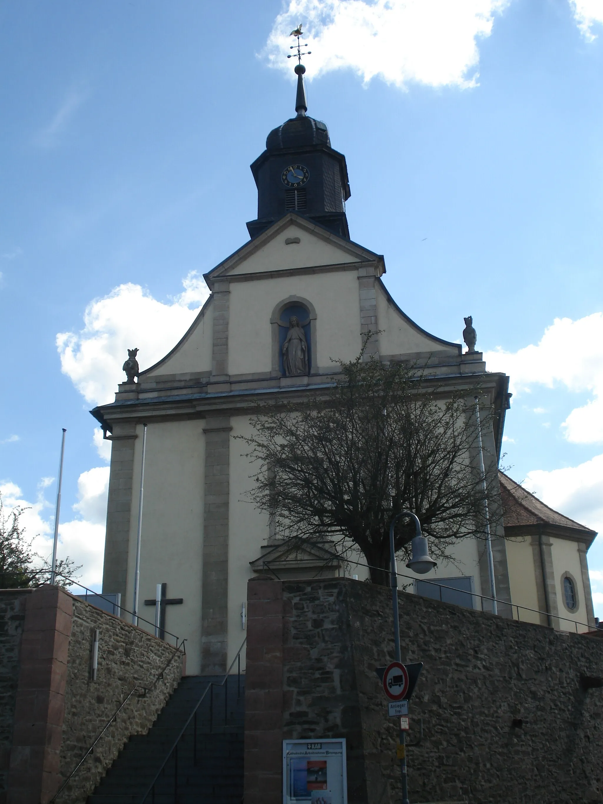 Photo showing: Die Katholische Pfarrkirche St Cyriakus in Mömbris
