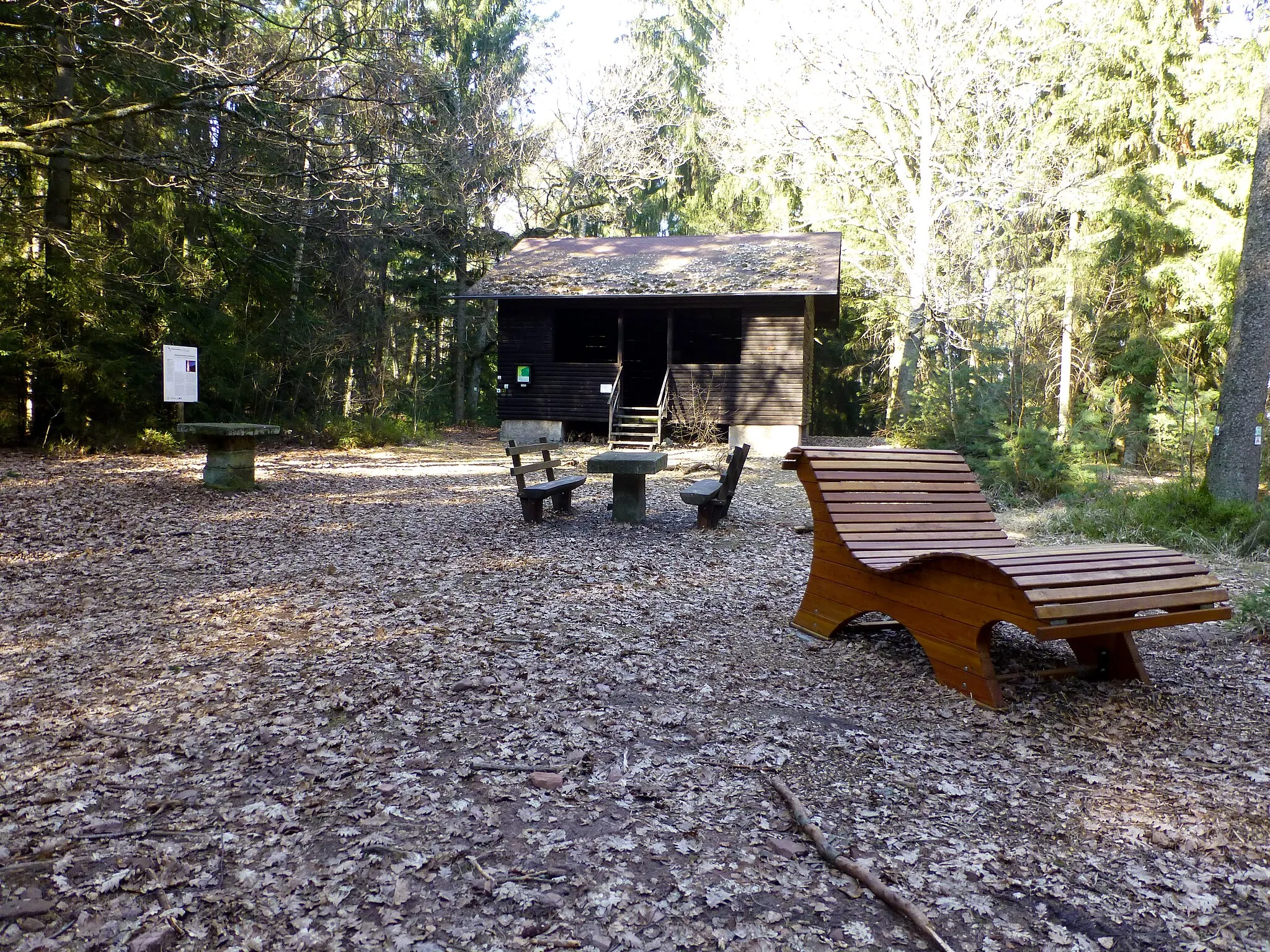 Photo showing: Gipfelbereich des Lärmfeuers mit der Ihrig-Hütte, Steintischen und einer Schwungliege