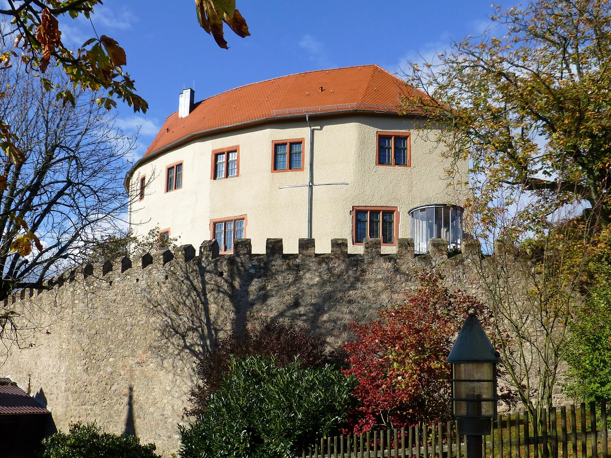 Photo showing: Schloss Reichenberg (Odenwald); Blick von der Terrasse des Schlosscafès zum Palas