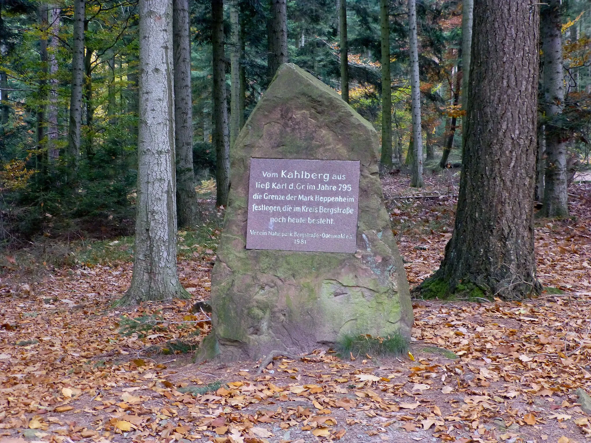 Photo showing: Der Kahlbergstein auf dem Kahlberg in Erinnerung an die Grenzziehung der Mark Heppenheim durch Karl den Großen im Jahr 795