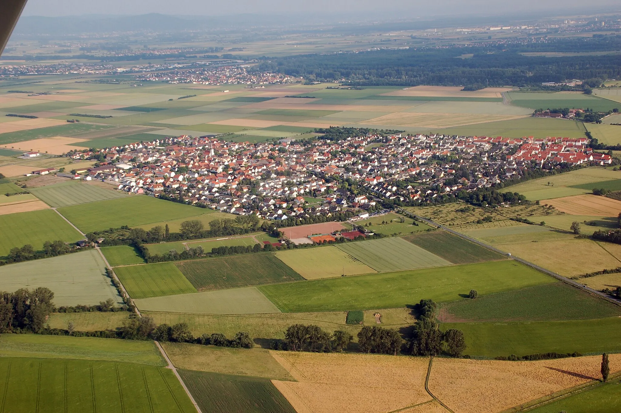 Photo showing: Aerial photograph of Leeheim, Hesse, Germany