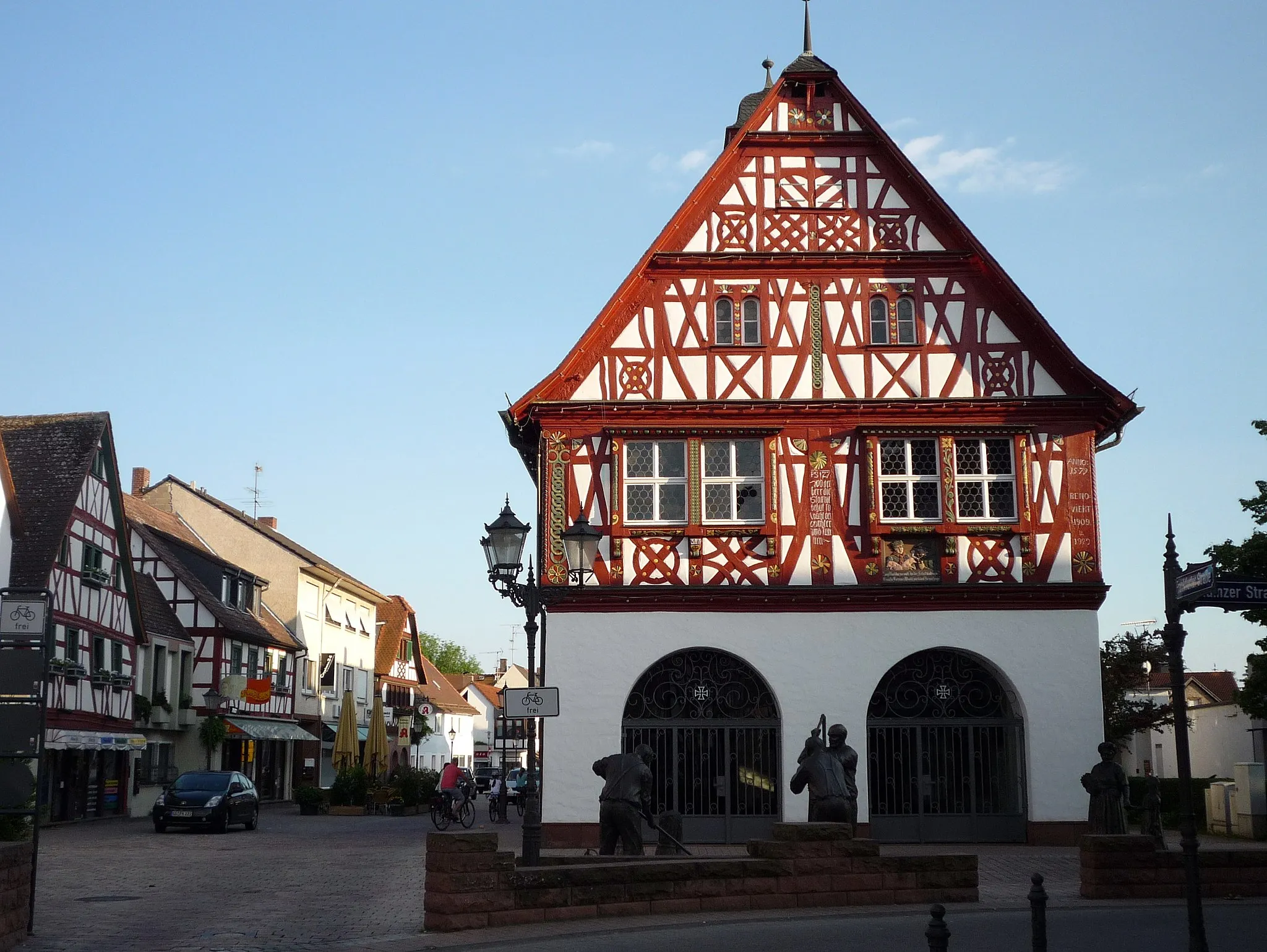 Photo showing: Groß-Gerau: historisches Rathaus mit den Bronzefiguren.