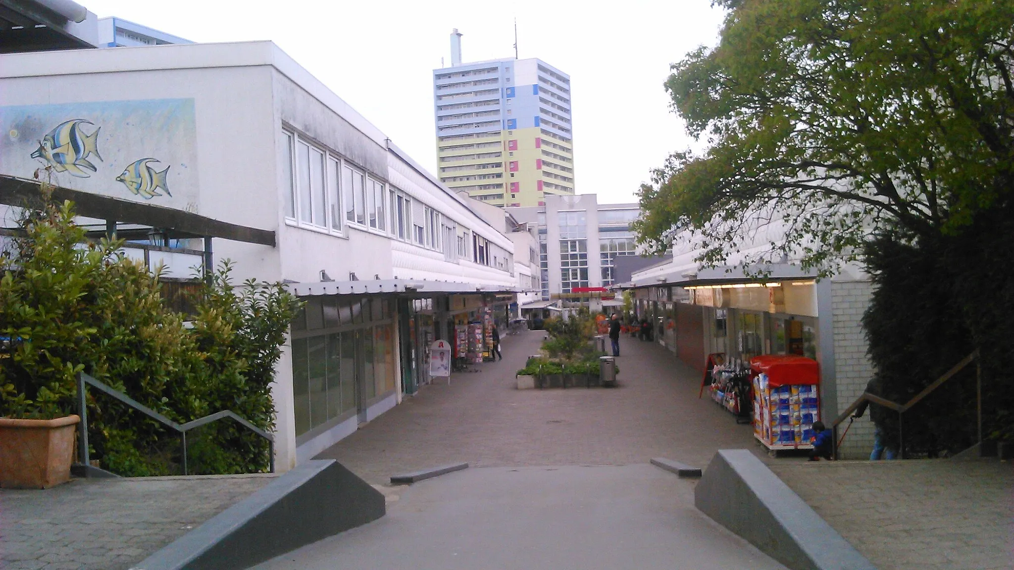 Photo showing: Blick auf das Einkaufszentrum im Mainzer Stadtteil Lerchenberg, April 2017