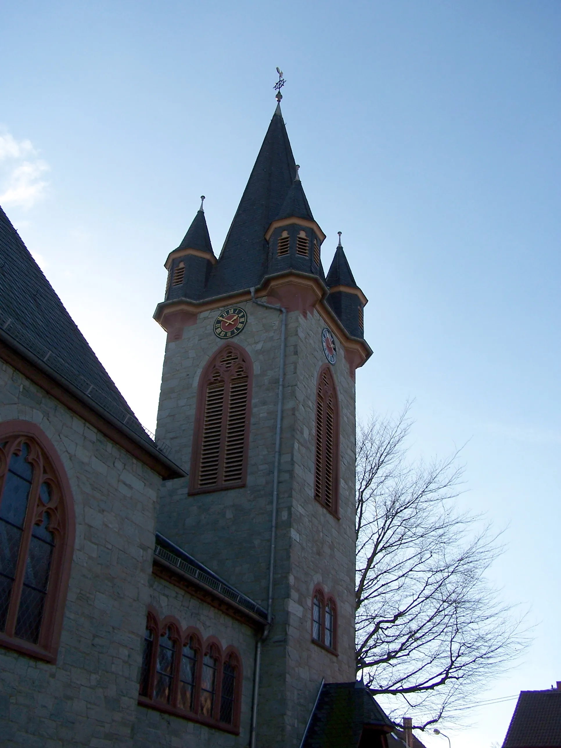 Photo showing: Der neo-gotische Kirchturm der evangelischen Gemeinde Sindlingen-Süd in der Gustavsallee.