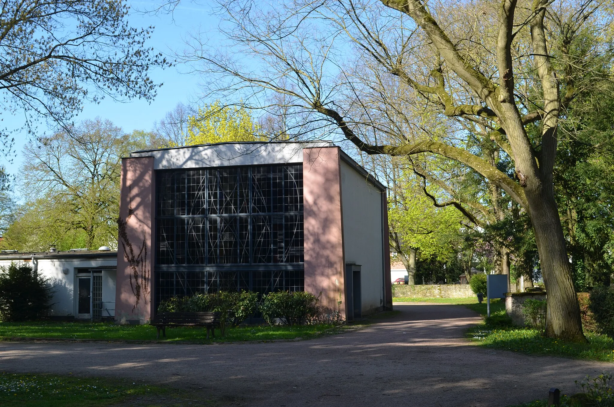 Photo showing: Frankfurt-Zeilsheim, Friedhof, Trauerhalle