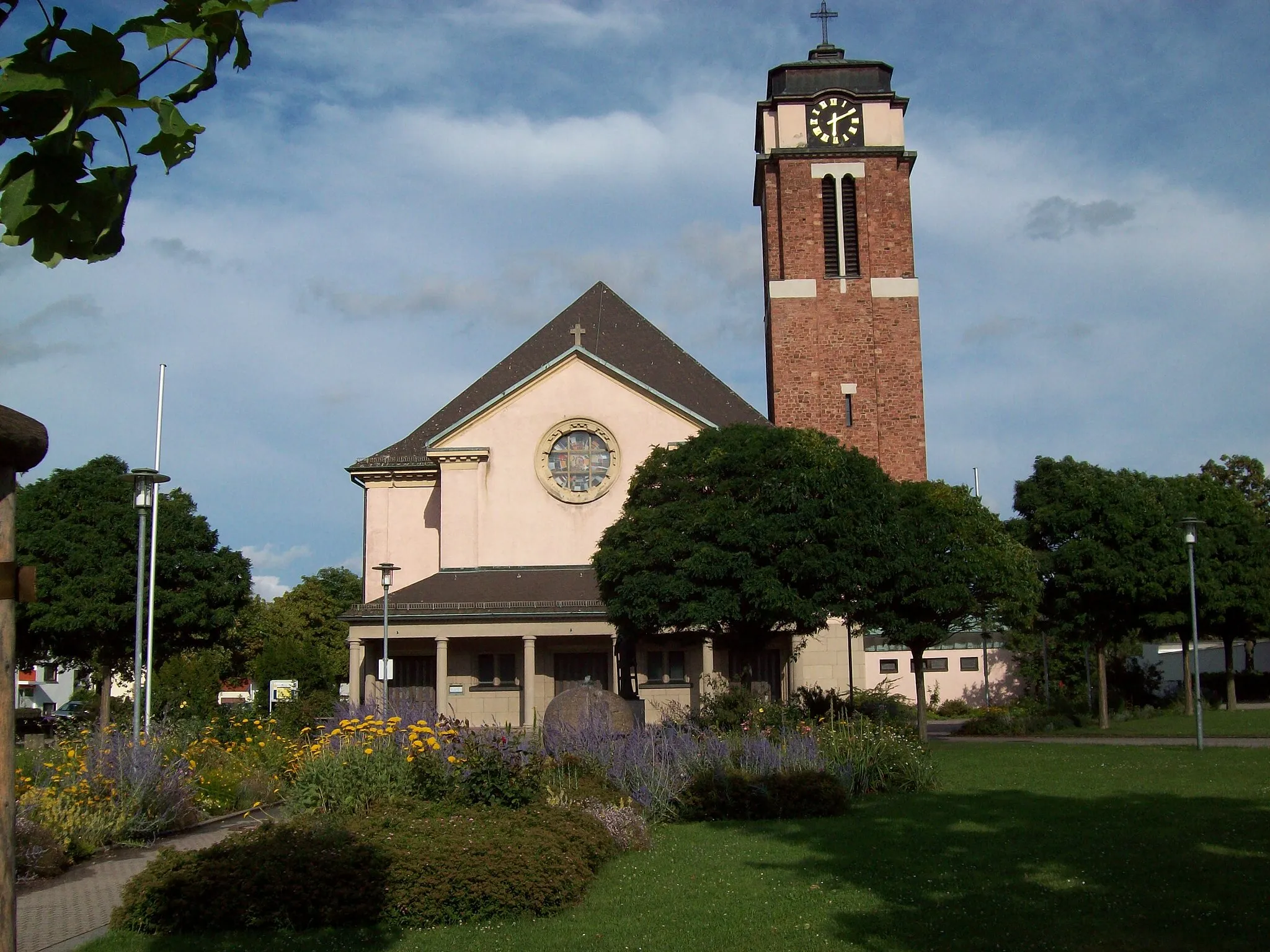 Photo showing: St. Laurentius, Aschaffenburg-Leider, erbaut 1921