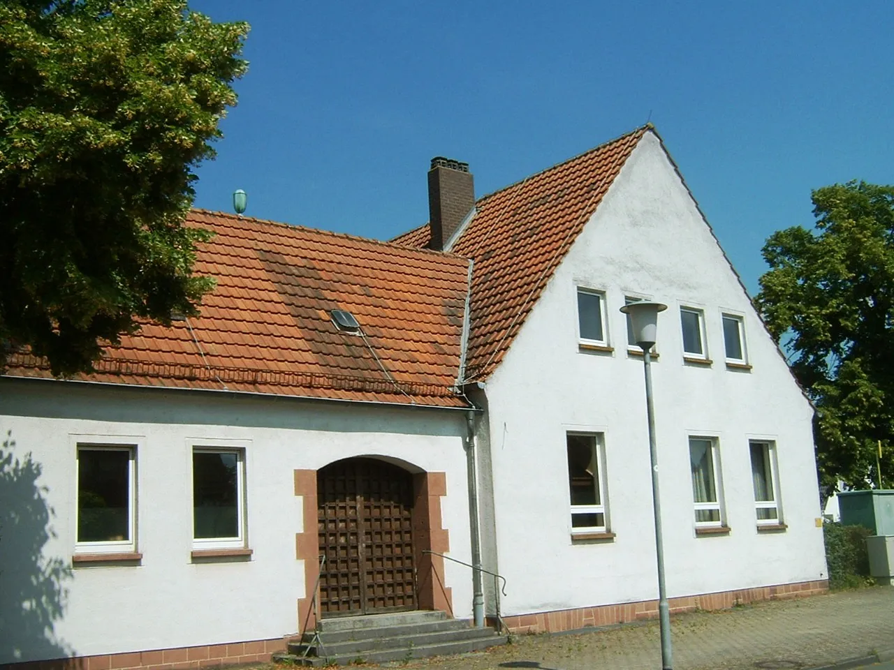Photo showing: Volksschule in Nilkheim Lindenweg (Straßenseite)