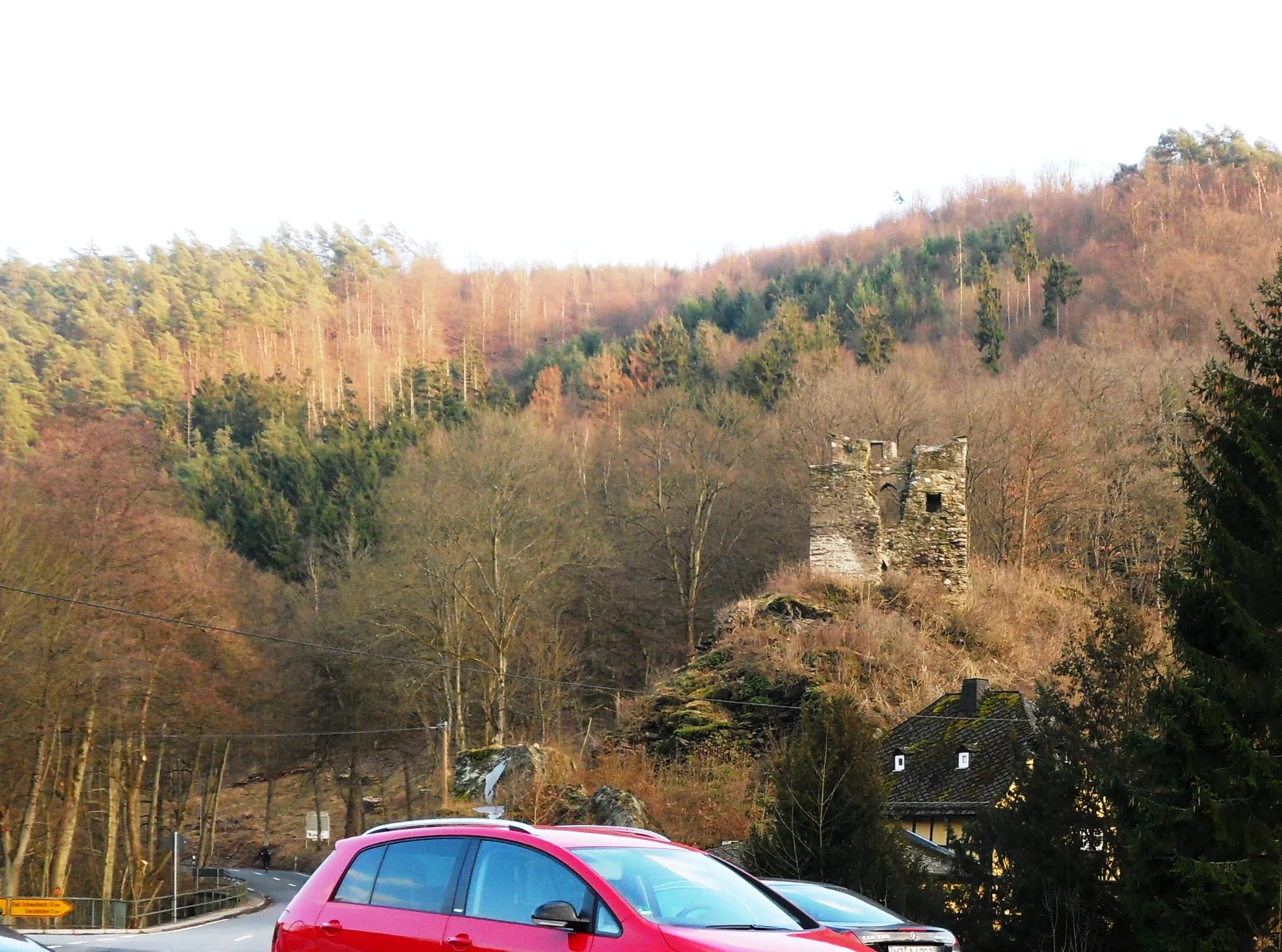 Photo showing: Die Lauksburg auf einem Bergsporn in einer Wisperschleife südlich von Espenschied, Stadt Lorch am Rhein, im Taunus. Blick von Nordwesten