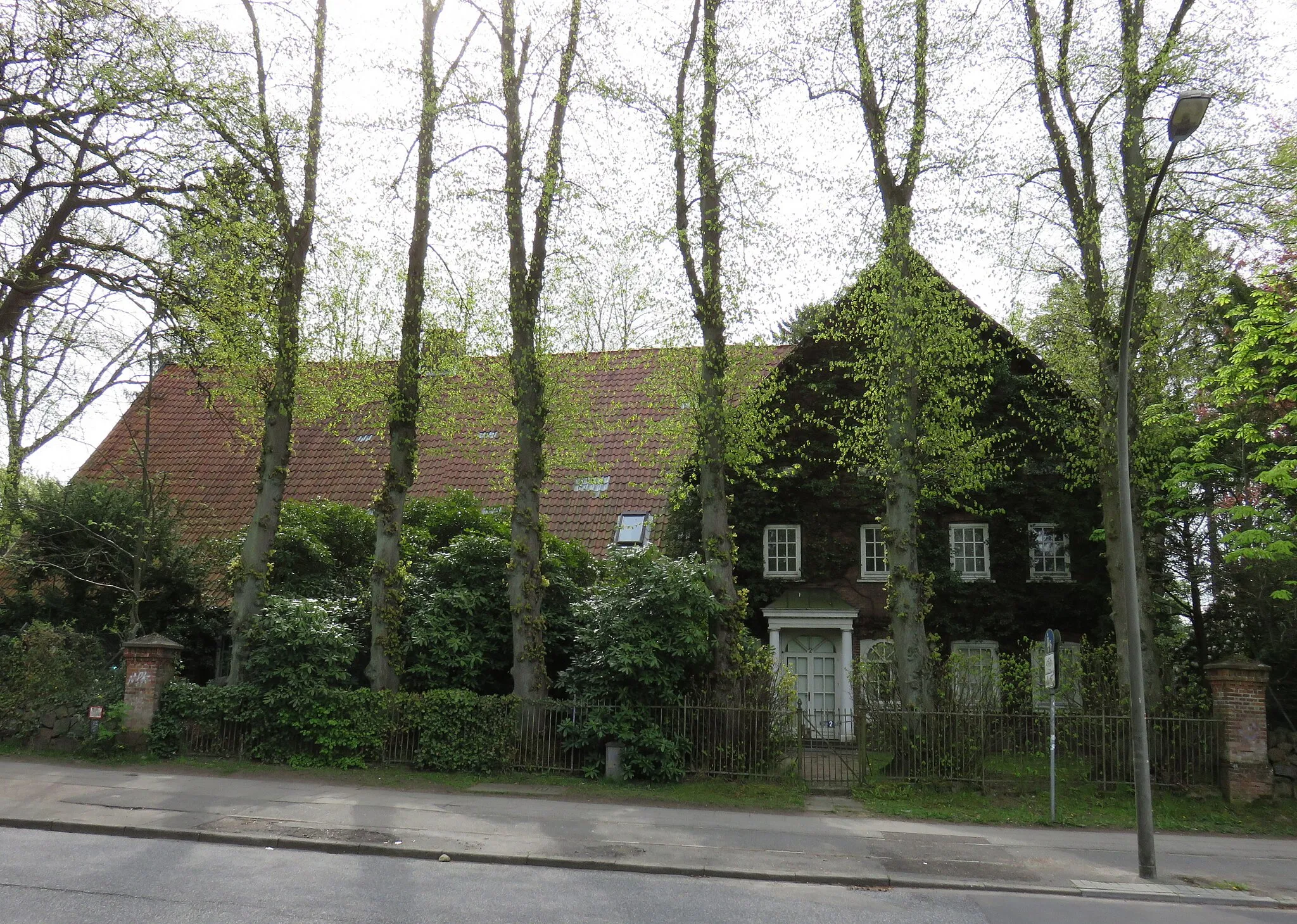 Photo showing: Wohnwirtschaftsgebäude Lerchenberg 2 und 2a in Hamburg-Volksdorf
This is a photograph of an architectural monument. It is on the list of cultural monuments of Hamburg, no. 27301.