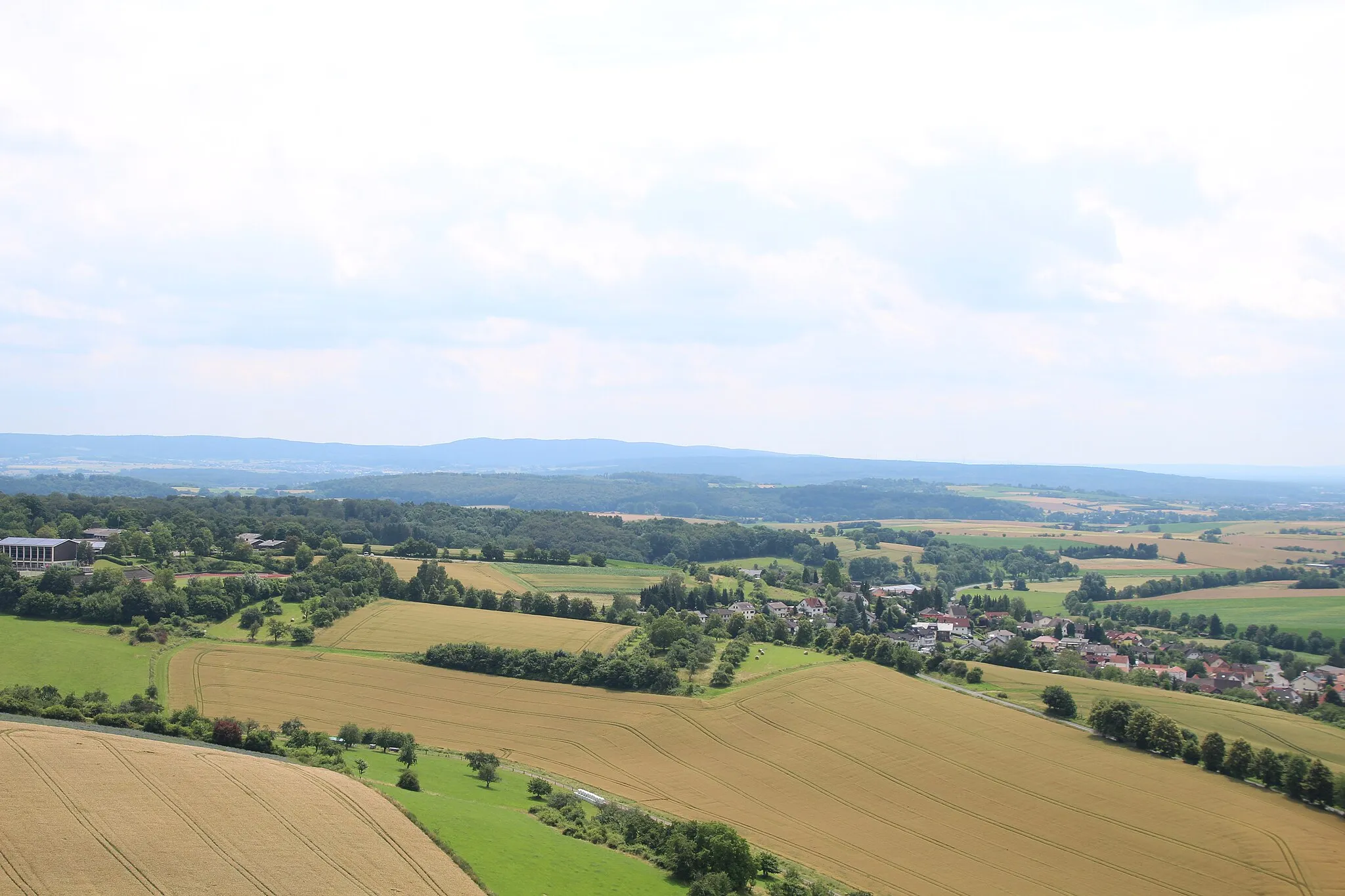 Photo showing: Rechts: Blick auf den Ortsteil Neuwiedermuß; Links: das JZR (Jugendzentrum Ronneburg)