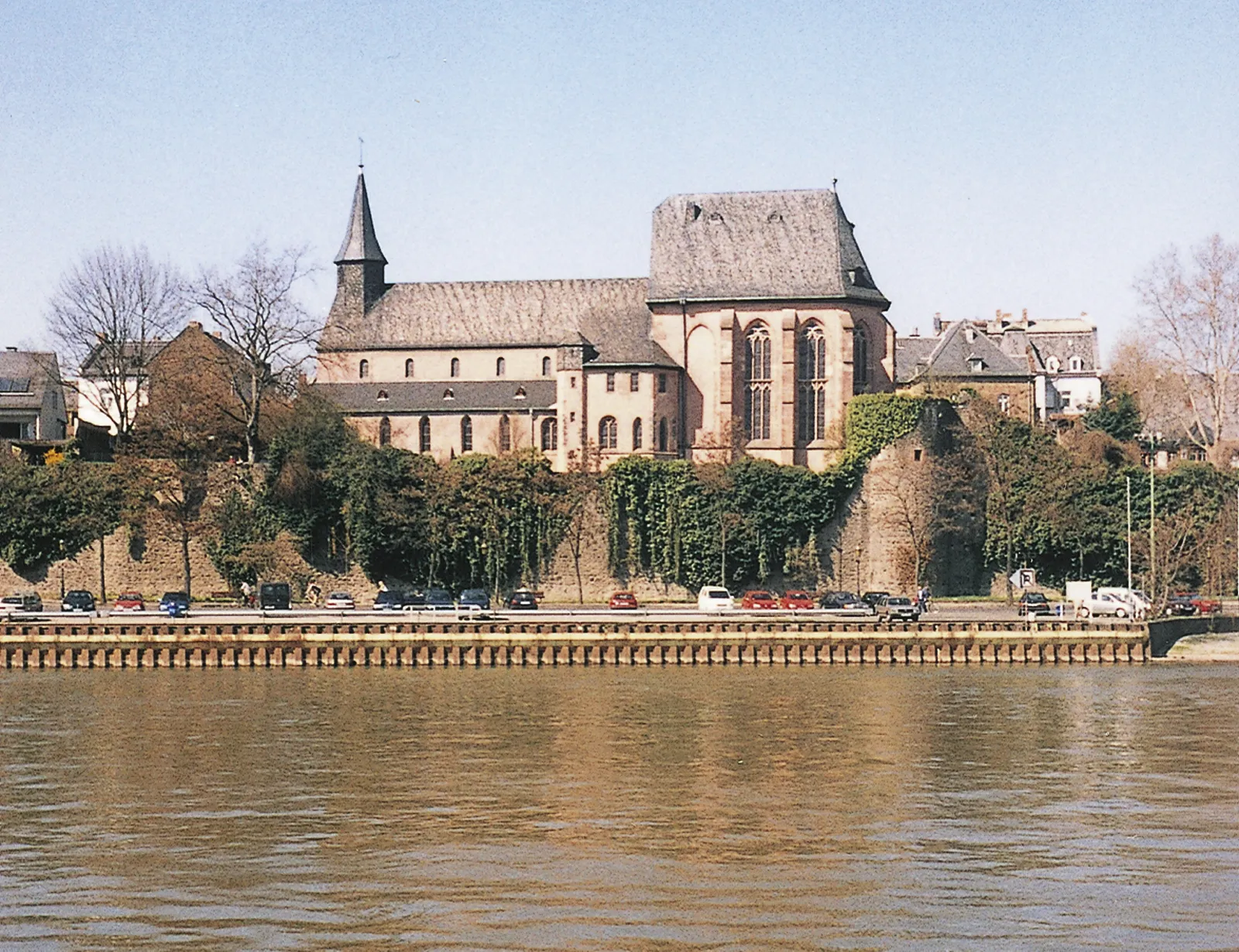Photo showing: Justinuskirche, Frankfurt-Höchst, Südfassade, von der Schwanheimer Mainseite / St.Justinus Church, Frankfurt-Höchst. Photographed across river Main from Schwanheim.