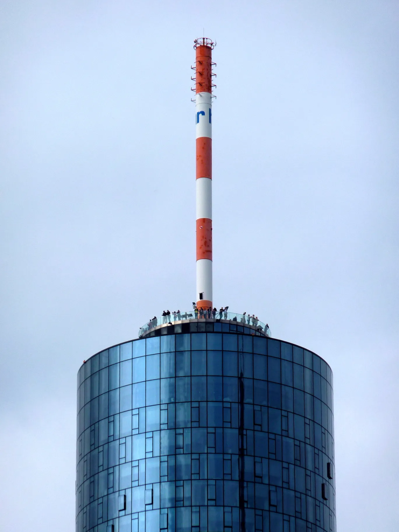 Photo showing: Frankfurt/M., Germany: Top of the Main Tower (named after the River Main – pronounced “mine”) in the bank district, with public visitors’ platform at the height of 198 m (approx. 650 ft.), and broadcast antenna of the Hessischer Rundfunk (HR) (Hassian Broadcast Corporation) on top