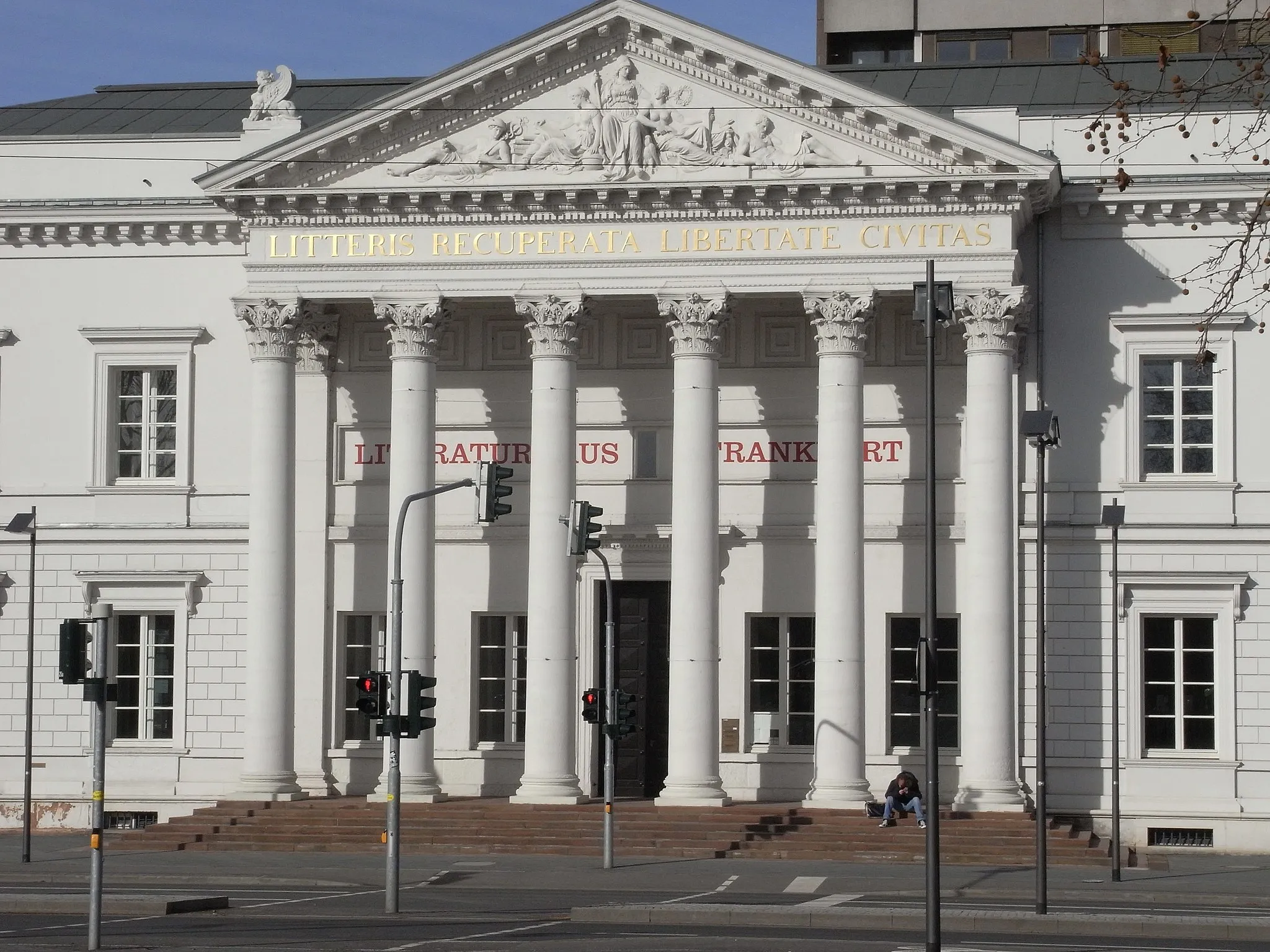 Photo showing: Building at Main river with Latin inscription LITTERIS RECUPERATA LIBERTATE CIVITAS ([from]the community to science after having recuperated liberty)