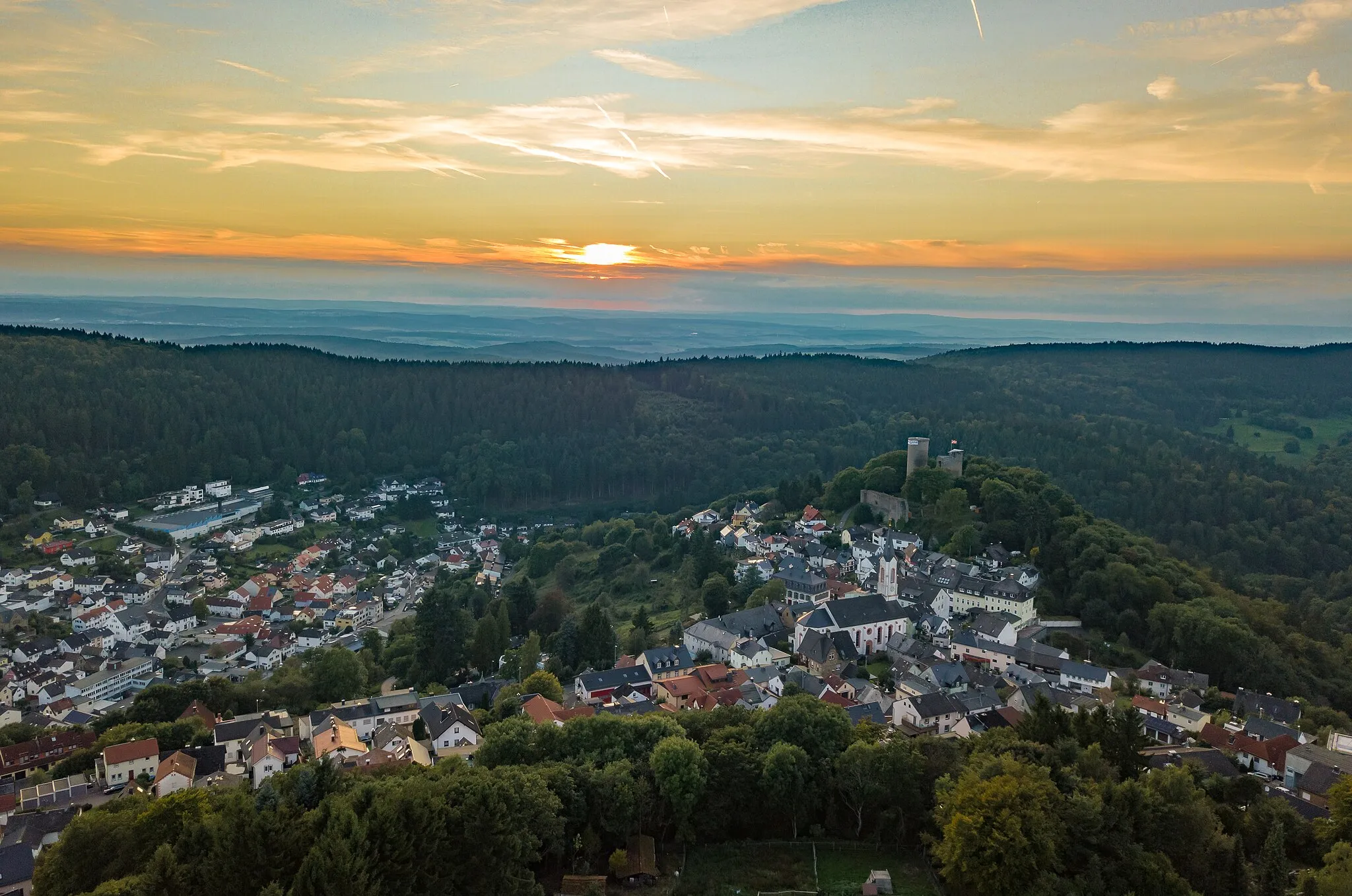 Photo showing: Luftbild von Niederreifenberg (links) und Oberreifenberg