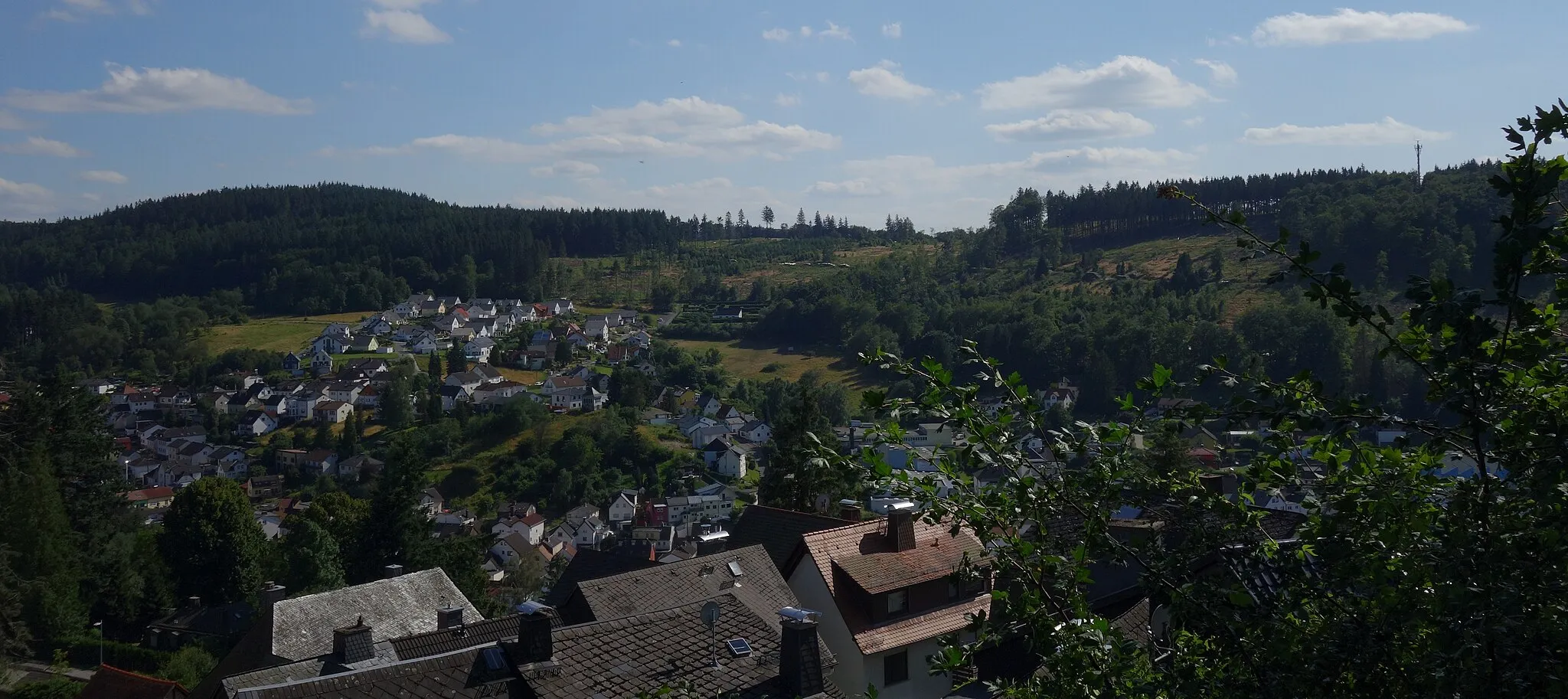 Photo showing: Taunus mountains Weilsberg (left) and Hühnerberg (right) above the village Nieder-Reifenberg (Schmitten) seen from Burg Reifenberg (Oberreifenberg, Schmitten)