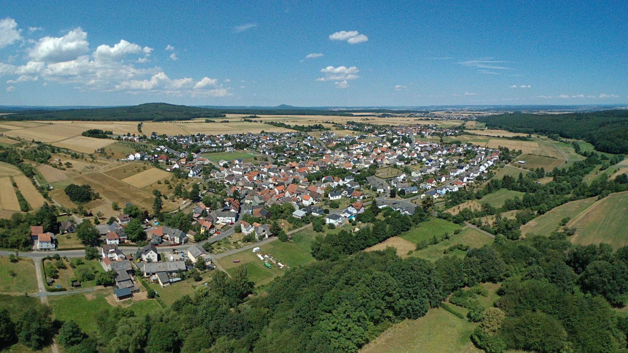 Photo showing: Volpertshausen von Süden her gesehen. Abbildung in Mercator-Projektion.