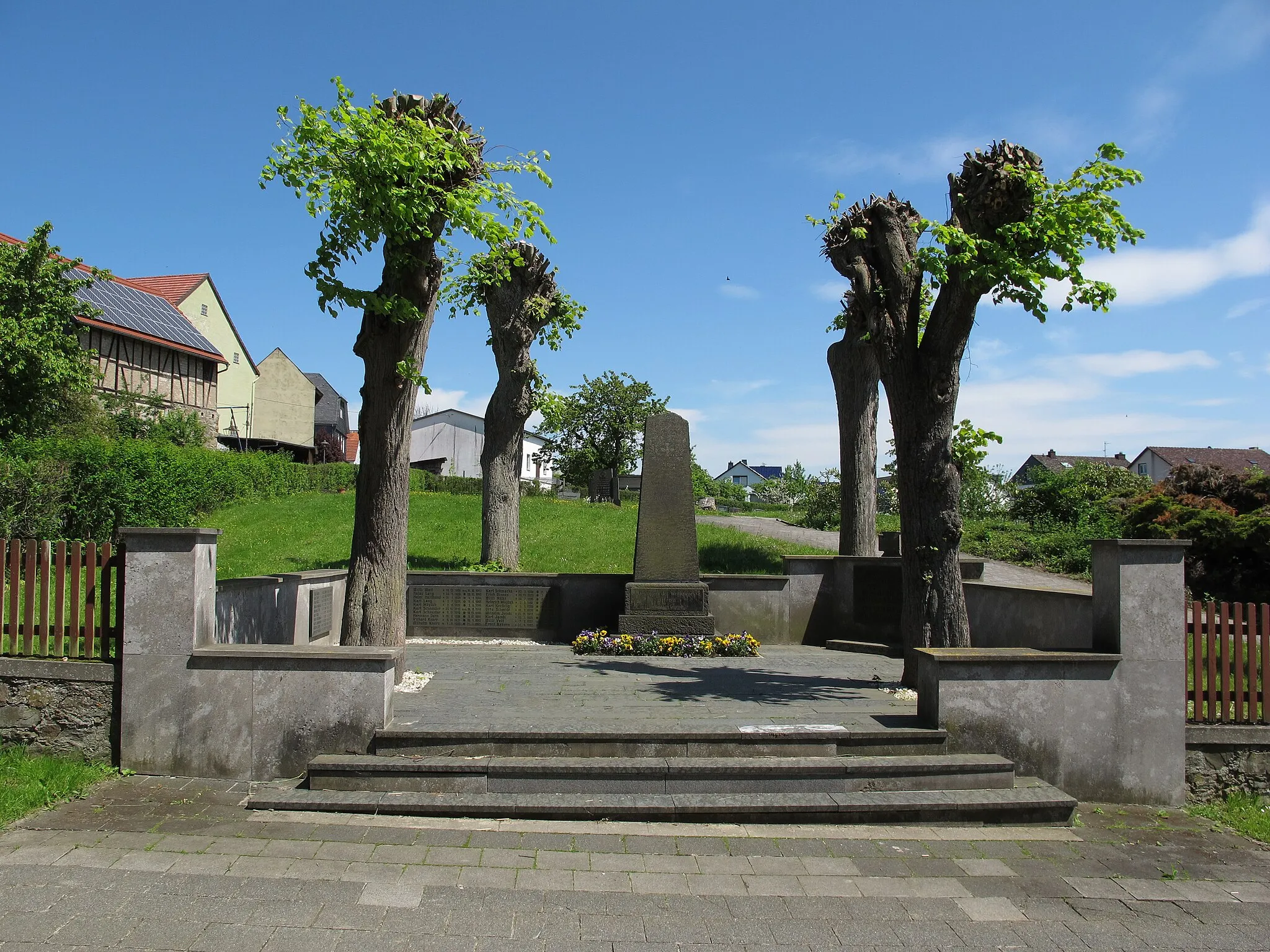 Photo showing: Denkmal in Volpertshausen für die Gefallenen der beiden Weltkriege.