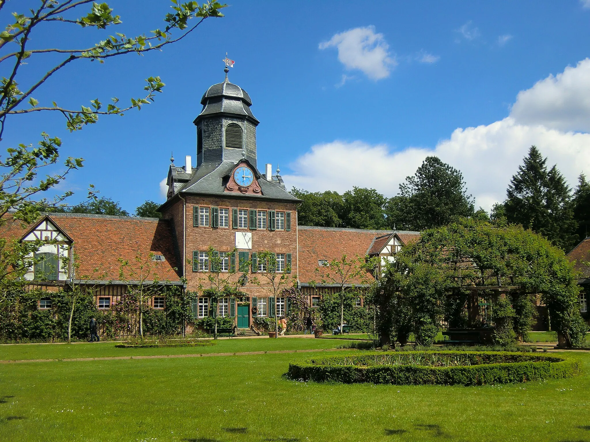 Photo showing: Das Gebäude gegenüber dem Herrenhaus des Schlosses Wolfsgarten bei Langen (Hessen). Aufgenommen im Innenhof während der Öffnung der Schlossanlage für Besucher.