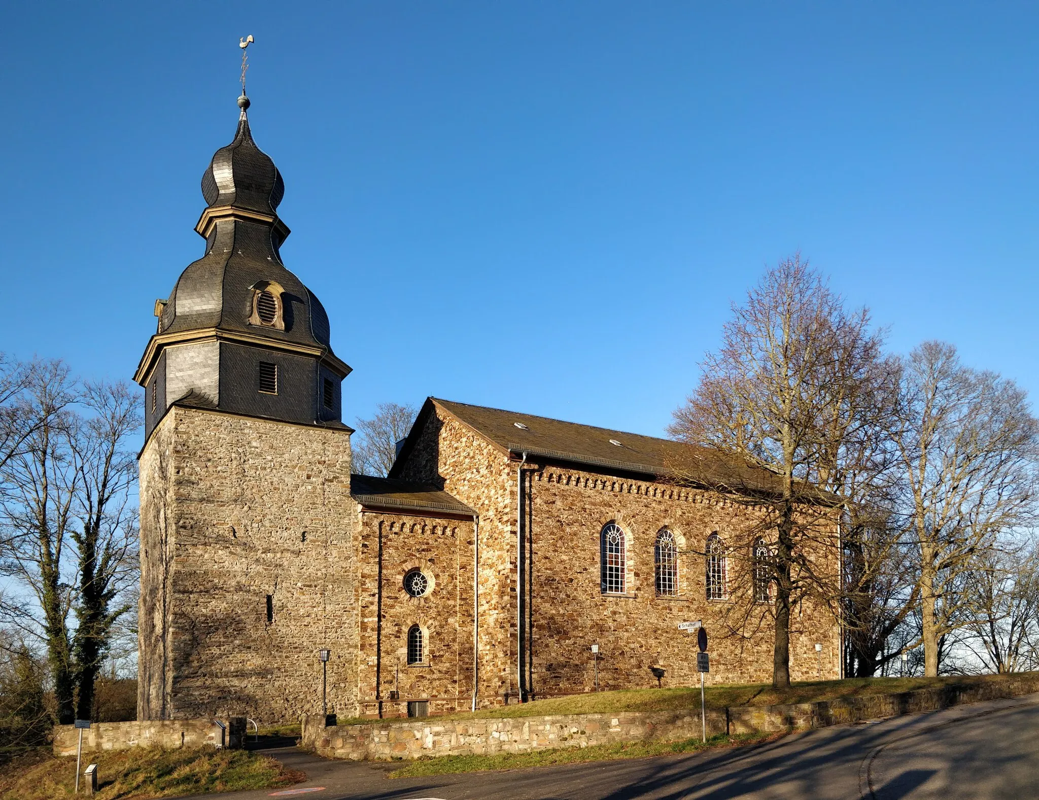 Photo showing: St. Peter, Bleidenstadt, in late afternoon sunlight