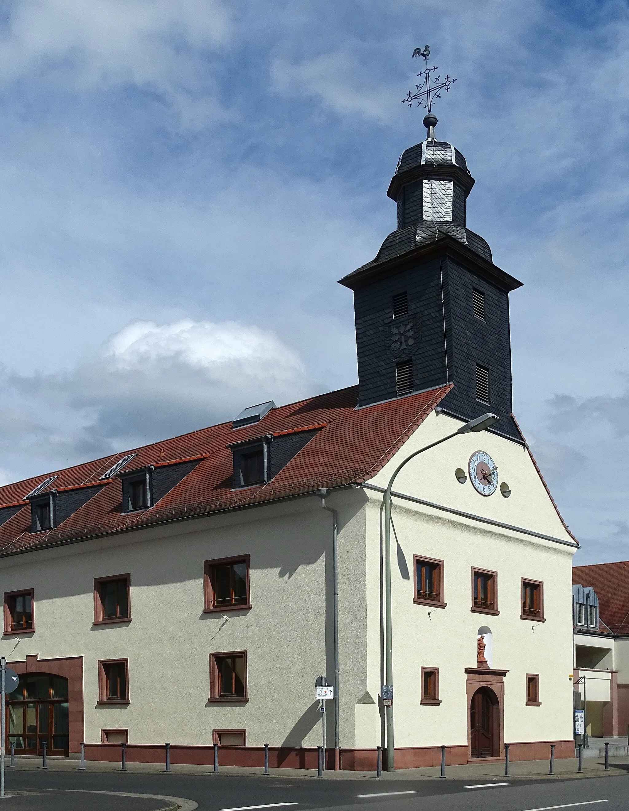 Photo showing: Kleinostheim, Aschaffenburger Straße 1: formerly church of Laurentius, now music school