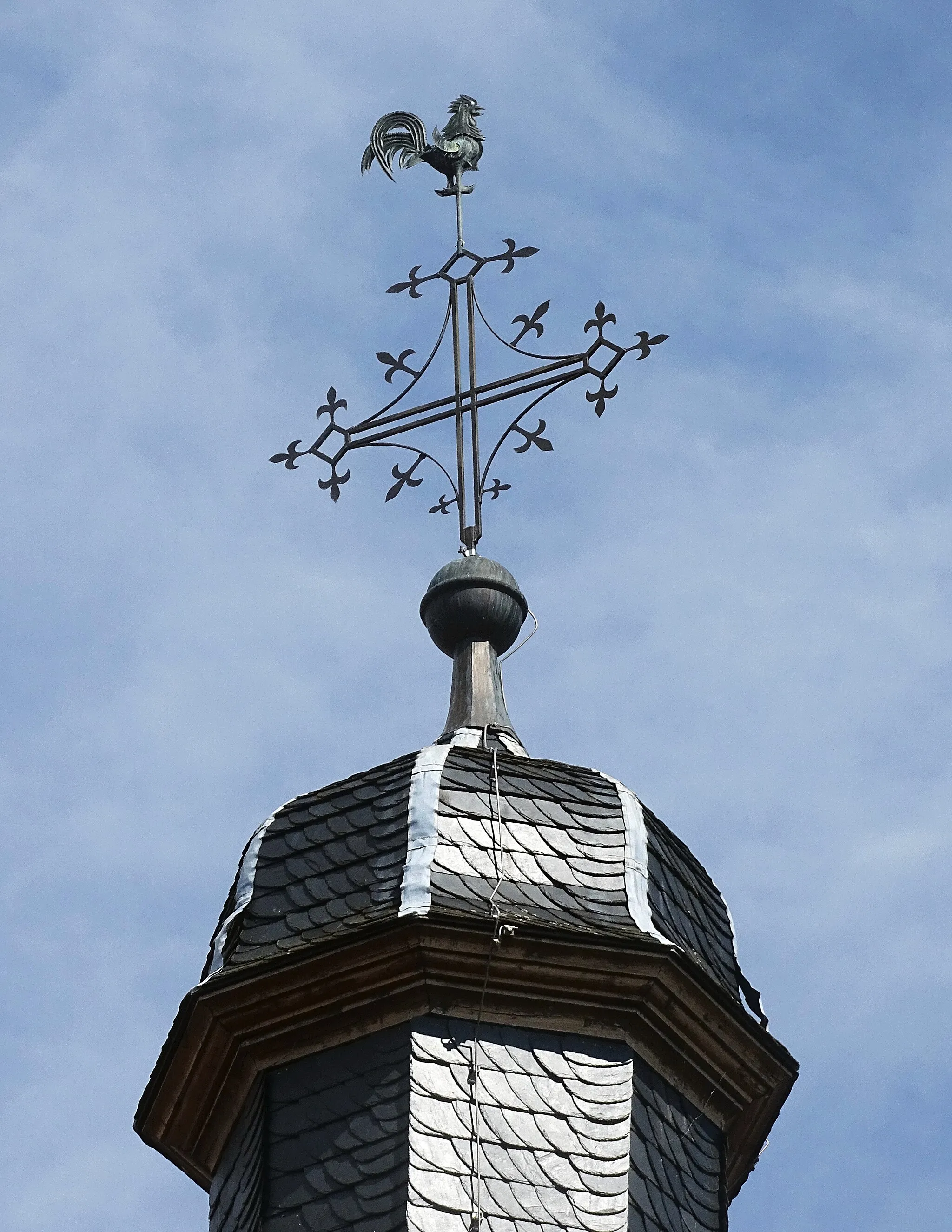 Photo showing: Partial view of the bell tower of the former Laurentius church in Kleinostheim